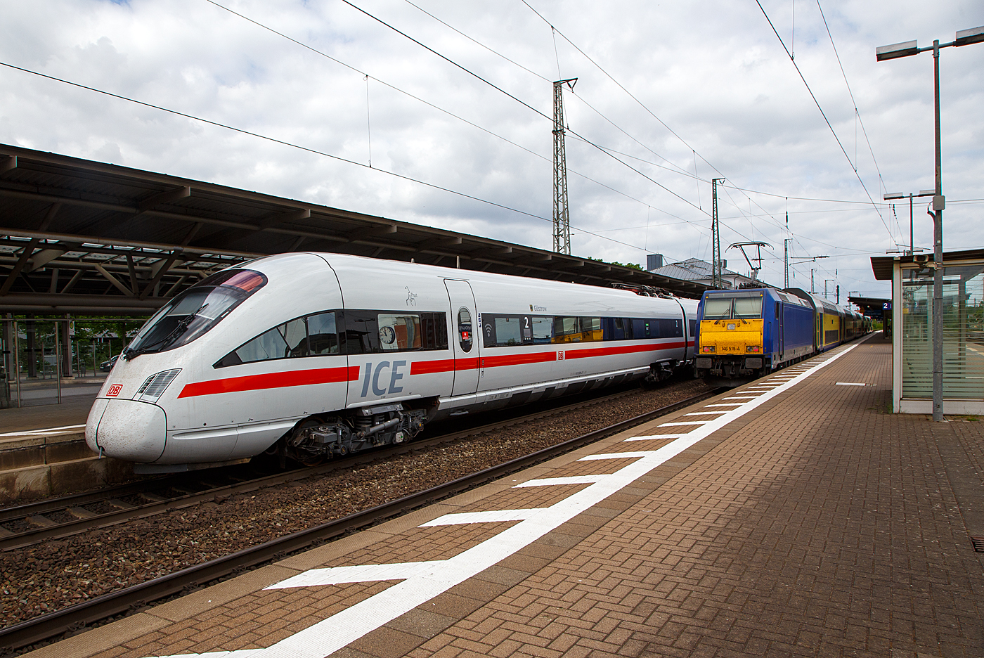 Der 7-teilige ICE T (411 509 / 411 009) Tz 1109 „Güstrow“ der DB Fernverkehr AG errecht am 14 Mai 2022, als ICE 777 (Ostseebad Binz - Rostock Hbf - Hamburg Hbf - Hannover Hbf – Frankfurt a.M Hbf) den Bahnhof Lüneburg. Rechts auf Gleis 2 steht die 146 519-4 (91 80 6146 519-4 D-BTH) mit dem metronom ME RE3 nach Hamburg Hbf.