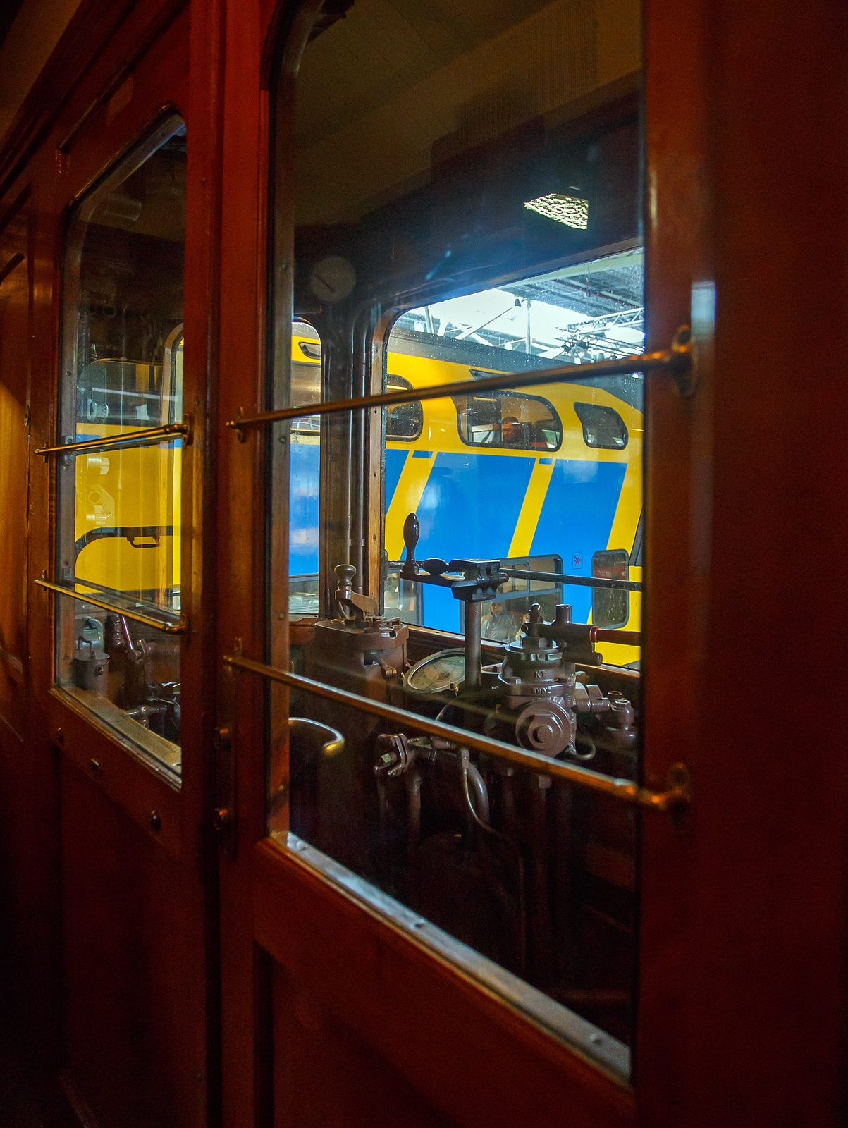 Der älteste elektrische Triebwagen der Niederlande, der ZHESM 6 mBC der Zuid-Hollandsche Electrische Spoorweg-Maatschappij (Südholländischen Elektrischen Eisenbahn-Gesellschaft), später NS BC 9911, am 24 Juni 2025 im Het Spoorwegmuseum (bis 2005 NSM - Nederlands Spoorwegmuseum / Niederländischen Eisenbahnmuseum) in Utrecht im ehemaligen Bahnhof Maliebaan. Hier ein Blick in einen der beiden Führerstände. 