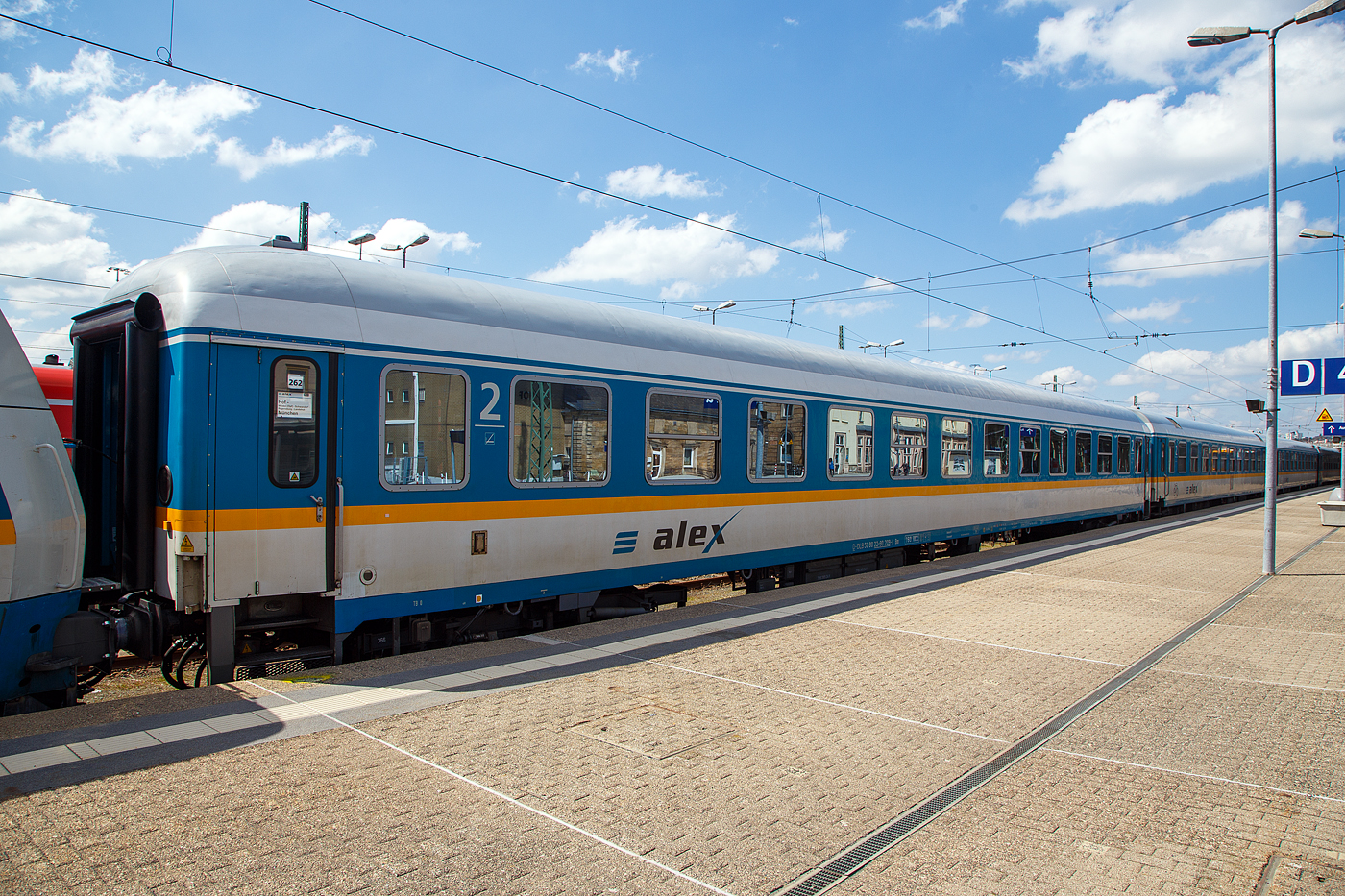 Der alex“ Reisezugwagen (Abteilwagen) der zweiten Wagenklasse, D-DBL 56 80 22-90 209-8 der Gattung Bm der Die L�nderbahn GmbH, eingereiht als Wagen 262 in den alex RE 2 (Hof - Schwandorf – Regensburg – M�nchen), am 21 April 2023 im Bahnhof Hof.

Analog zu den schon f�r den Allg�uexpress modernisierten Bomz 236 wurden auch bei den f�r den neuen alex modernisierten Bm 234 die Abteile beibehalten und lediglich mit optisch aufgearbeitet, aber bei den Bm wurde jeweils ein WC ausgebaut und in einen Fahrradbereich umgewandelt. 

TECHNISCHE DATEN:
Spurweite: 1.435 mm (Normalspur)
L�nge �ber Puffer: 26.400 mm
Wagenkastenl�nge: 26.100 mm
Wagenkastenbreite: 2.825 mm
H�he �ber Schienenoberkante: 4.050 mm
Drehzapfenabstand: 19.000 mm
Achsstand im Drehgestell: 	2.500 mm
Drehgestellbauart: Minden-Deutz 364 
Leergewicht: 39 t
Sitzpl�tze: 72 (in der 2. Klasse)
Fahrradpl�tze: 3
Abteile: 12 Abteile und 1 Mehrzweckraum
Toiletten: 1
Waschr�ume: 1
Dienstraum:  nein
Bremsbauart: <R> KE-GPR (D);
Energieversorgung: Achsgenerator
Batterien: 24 V, 330 Ah
Umbaujahr: 2007
Umbauer: VIS Halberstadt
Anzahl: 14
Umgebaut aus: Bm 235.0, ex Bm 234
