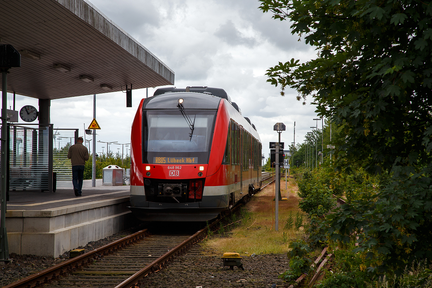 Der Alstom Coradia LINT 41 Dieseltriebzug 648 462 / 648 962 der DB Regio AG hat am 15 Juni 2015 als RB 85 seinen Zielbahnhof Puttgarden erreicht.