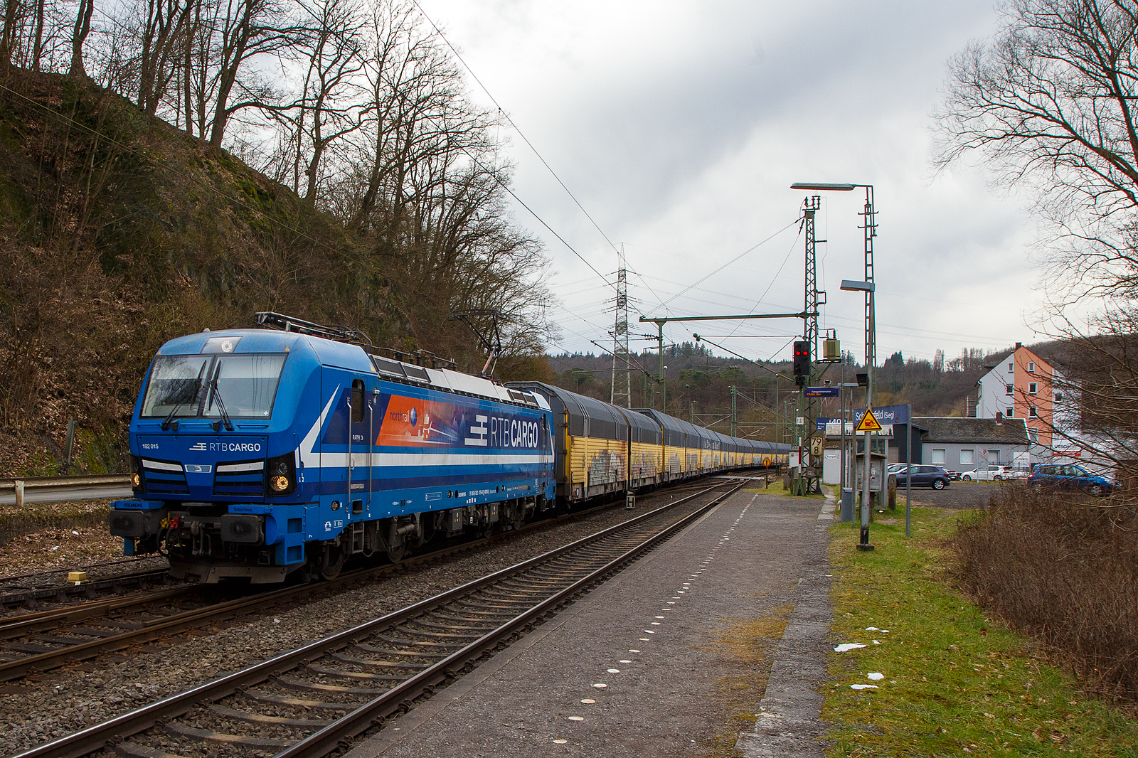 Der an die RTB Cargo (RATH Gruppe/Rurtalbahn) vermietete, SIEMENS Smartron 192 015-6 (91 80 6192 015-6 D-NRAIL) der Paribus Rail Portfolio III GmbH & Co. KG (Hamburg), eingestellt bei northrail GmbH (Hamburg), am 17.03.2023 mit einem sehr langen geschlossen Doppelstock- Autotransportzug der ARS Altmann AG (mit Wagen der Gattung Hccrrs), durch den Bahnhof Scheuerfeld (Sieg) in Richtung Siegen.

Der SIEMENS Smartron wurde 2020 von Siemens Mobilitiy in München-Allach unter der Fabriknummer 22817 gebaut und an die Paribus Rail Portfolio III die Loks der northrail GmbH (Hamburg) finanziert.

So langsam sieht man ja immer mehr SIEMENS Smartron Loks, sie sind ja reine für den Güterverkehr in Deutschland konzipierte Lokomotiven. Der Smartron basiert auf bewährten Komponenten des Vectron, ist somit quasi eine abgespeckte und preislich günstigere Vectron und nutzt alle Vorteile der Standardisierung. Auch eine Doppeltraktion mit dem SIEMENS Vectron und SIEMENS ES64F4 ist möglich.
