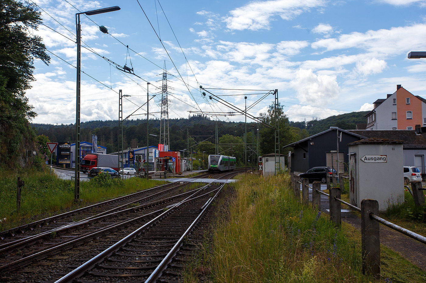 Der an die WEBA (Westerwaldbahn des Kreises Altenkirchen GmbH) für die Daadetalbahn vermietete VT 106 / HLB VT 509 106 (95 80 0946 406-5 D-HEB / 95 80 0646 406-8 D-HEB / 95 80 0946 906-4 D-HEB), ein Stadler GTW 2/6 der HLB (Hessische Landesbahn GmbH), ist am 12 Juni 2024 in den DB Bahnhof rangiert. Zuvor war er vom Betriebshof der Westerwaldbahn in Steinebach-Bindweide hinabgekommen, vom Kleinbahnhof der WEBA Scheuerfeld (Sieg) musste er in den DB Bahnhof rangieren um dann nach Betzdorf fahren zu können.  