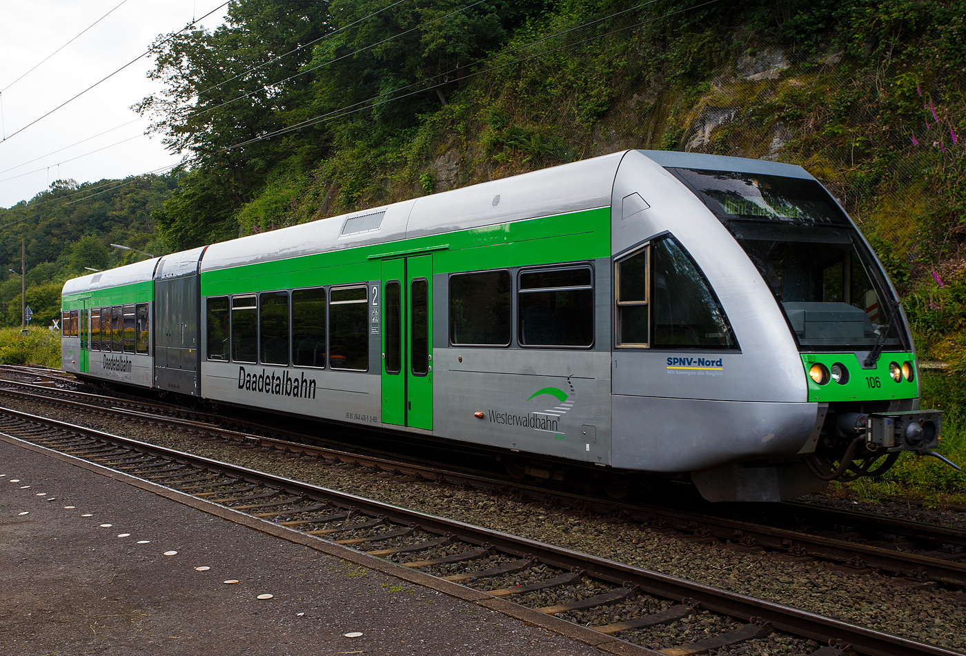 Der an die WEBA (Westerwaldbahn des Kreises Altenkirchen GmbH) für die Daadetalbahn vermietete VT 106 / HLB VT 509 106 (95 80 0946 406-5 D-HEB / 95 80 0646 406-8 D-HEB / 95 80 0946 906-4 D-HEB), ein Stadler GTW 2/6 der HLB (Hessische Landesbahn GmbH), rangiert am 12 Juni 2024 vom Anschlussgleis der WEBA auf DB Gleis in Scheuerfeld (Sieg). Zuvor war er vom Betriebshof der Westerwaldbahn in Steinebach-Bindweide hinabgekommen, vom Kleinbahnhof der WEBA Scheuerfeld (Sieg) musste er in den DB Bahnhof rangieren um dann nach Betzdorf fahren zu können.  

Der Dieseltriebzug wurde 1999 bei DWA, Bautzen (Deutsche Waggonbau AG, heute Bombardier Transportation) unter der Fabriknummer 509/003 gebaut. Der elektrische Teil und die Fahrwerke sind von ADtranz aus Schweiz.