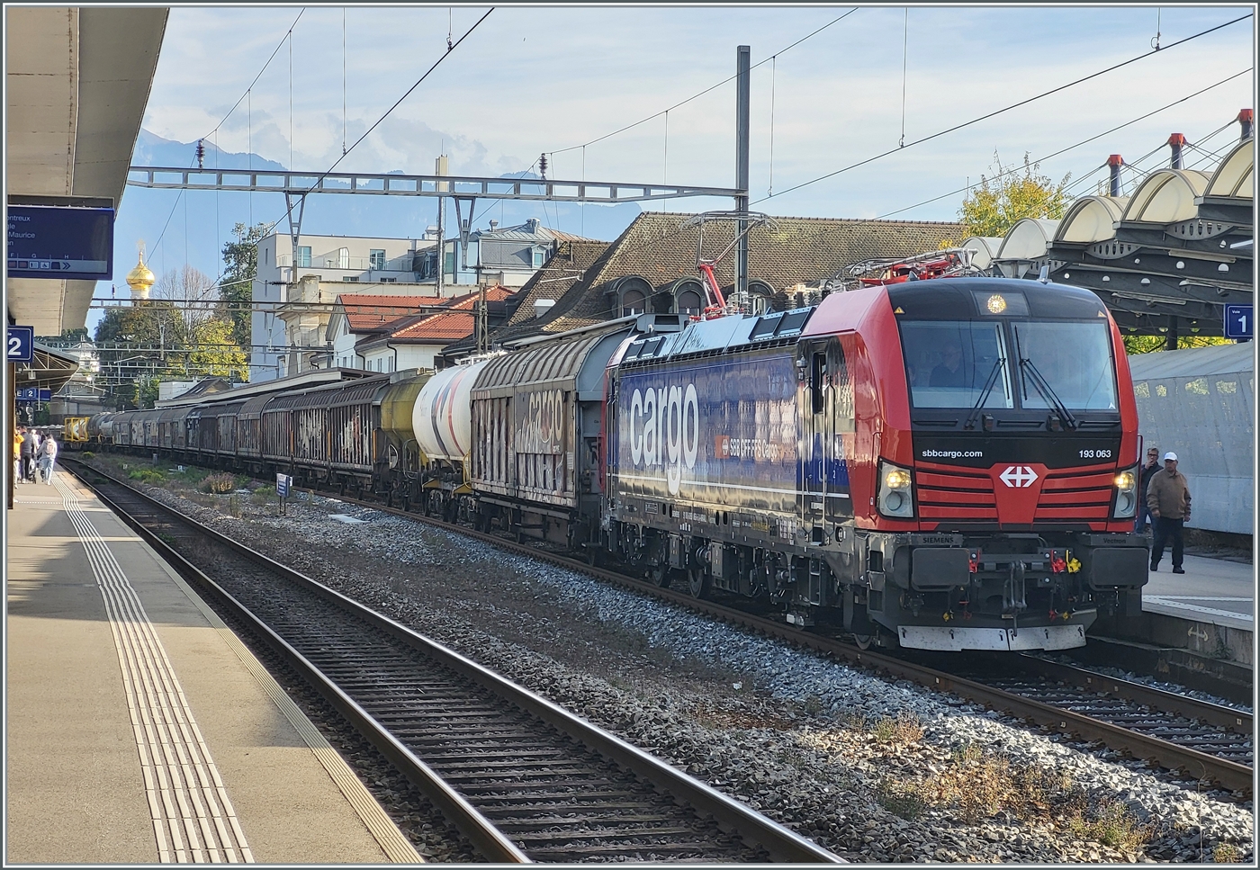 Der Anfang vom Ende - eine ganz neue SBB Cargo 193 065 (91 80 6193 063-5 D-NRAIL) steht mit einem Güterzug in Vevey und hat somit schonmal einen Umlauf einer SBB Re 4/4 II eingenommen. Somit werden die Re 4/4 II nun auch im Güterverkehr wohl recht bald kaum mehr zu sehen sein. 

25. Oktober 2024