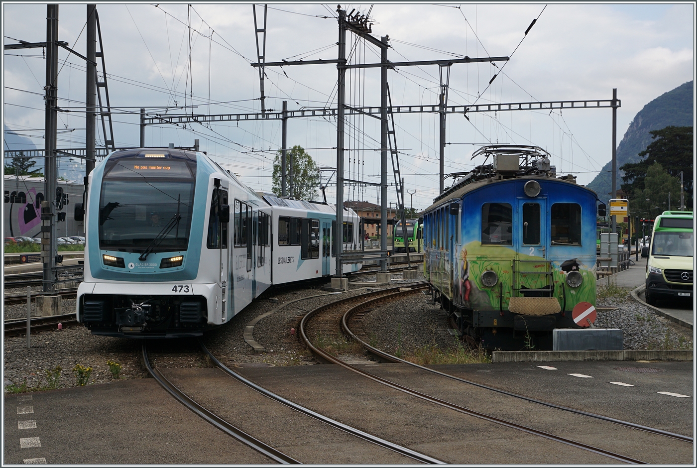 Der aus Les Diablerets auf Gleis 14 angekommene TPC ASD ABe 4/8 473  Glacier 3000  rangiert in Aigle. Der Zug wird auf Gleis 13 für die Fahrt nach Les Diablerets bereitgestellt. Dabei kommt es zu Zusammentreffen mit dem BCFe 4/4, später ABFe 4/4 und mit der Aufhebung der 1. Klasse zum heutigen BDe 4/4 n° 2 mutierten Triebwagen aus der Eröffnungszeit der ASD. 

3. Aug. 2024