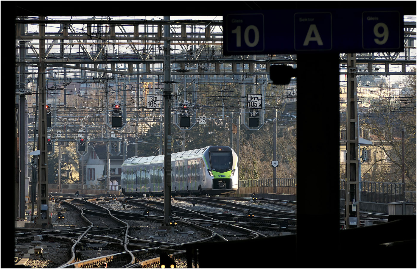Der Bahnhof Bern - 

RABe 528 215 als S2 nach Laupen BE auf dem Lorraineviadukt kurz vor der Einfahrt in den Bahnhof Bern.

07.02.2025 

