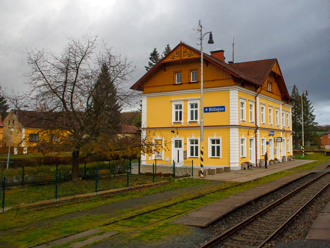 Der Bahnhof Bl��ejov (Blisowa) an der „B�hmische Westbahn“ Bahnstrecke Plzeň–Furth im Wald (S�DC 180), hier am 24.11.2022 aus dem EC 360 / Ex 6.