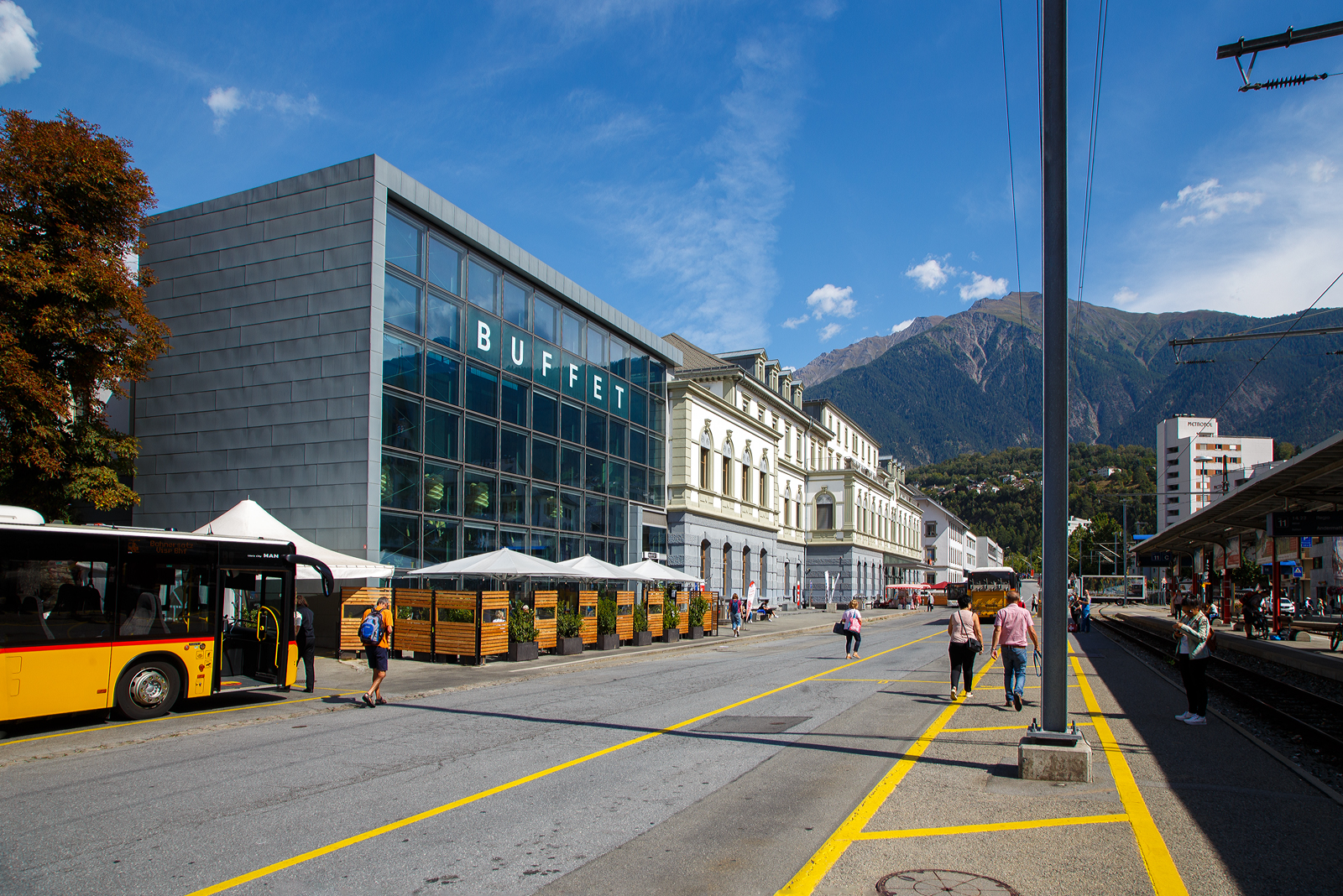 Der Bahnhof Brig vom Bahnhofvorplatz am 07 September 2021in östlicher Blickrichtung. Hier rechts am Bahnhofvorplatz halten die Züge der Matterhorn-Gotthard-Bahn (MGB). Links hinter dem Empfangsgebäude sind auf einem höheren (ca. 1 Stock) die Gleise der SBB CFF FSS (Schweizerische Bundesbahnen). 

Der MGB Bahnhof war ursprüngliche Kopfbahnhof der Furka-Oberalp-Bahn (FO), 2007 wurde die neue Ostausfahrt im Bahnhof Brig in Betrieb genommen und der wurde zu einen Durchgangsbahnhof umgebaut. Gleichzeitig wurde die alte 3,2 km lange Strecke (Schleife) mit 20 Bahnübergängen durch die Gemeinde Naters aufgehoben. Auch für die BVZ (Brig-Visp-Zermatt-Bahn) war der Bahnhof seit 1930 Ausgangspunkt der Strecke nach Zermatt. Bis zur Fusion beider Bahnen (per 1. Januar 2003), zur Matterhorn-Gotthard-Bahn (MGB), befand sich dieser im Besitz der FO, die BVZ musste daher ein Benutzungsentgelt zahlen. 