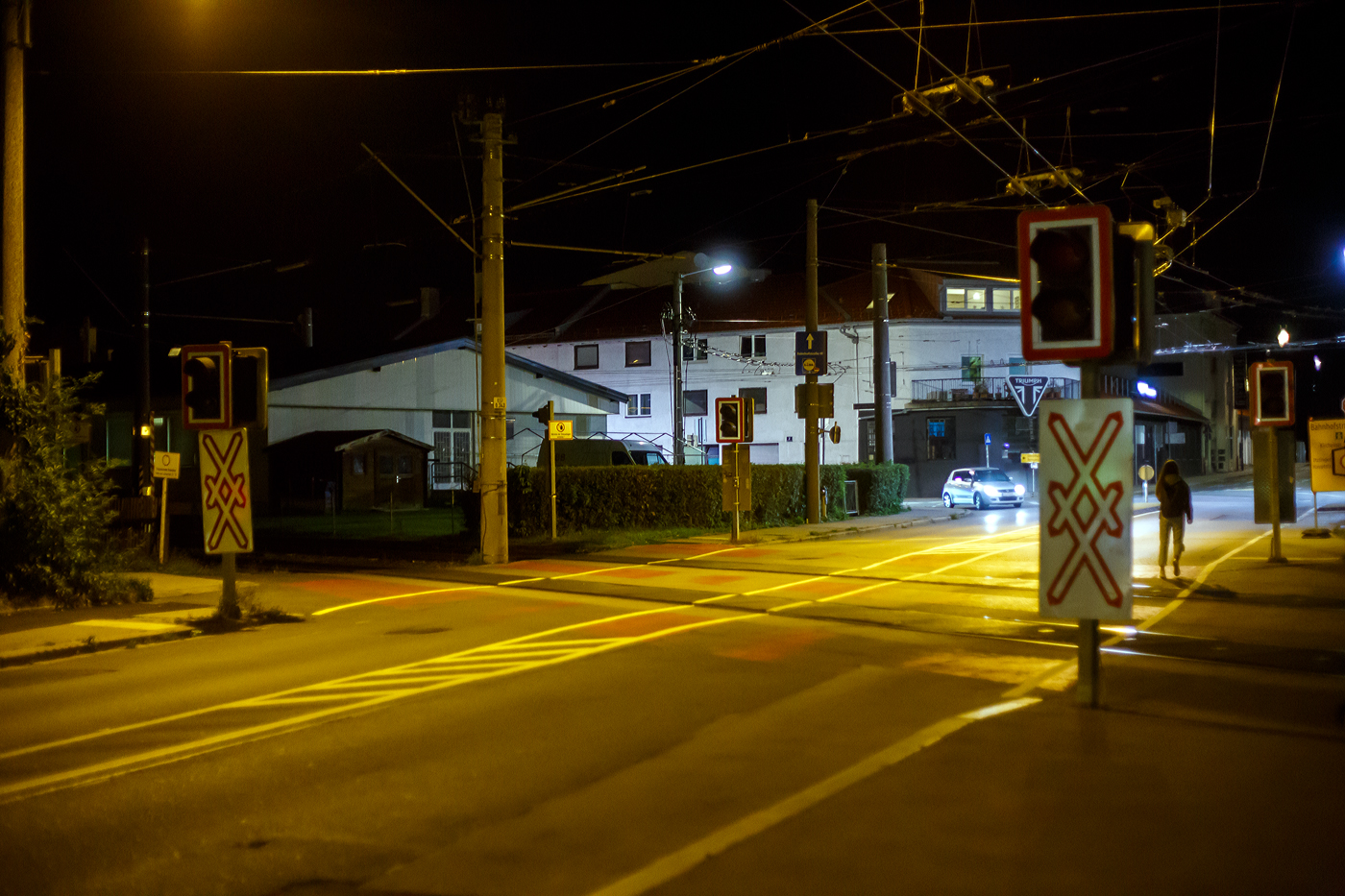 Der Bahnübergang Fanny-von-Lehnert-Straße in Salzburg der SLB Bahnstrecke Salzburg–Lamprechtshausen (meist als Lokalbahn bezeichnet) gleich hinter der vom Lokalbahnhof Salzburg folgenden Tunnelrampe.