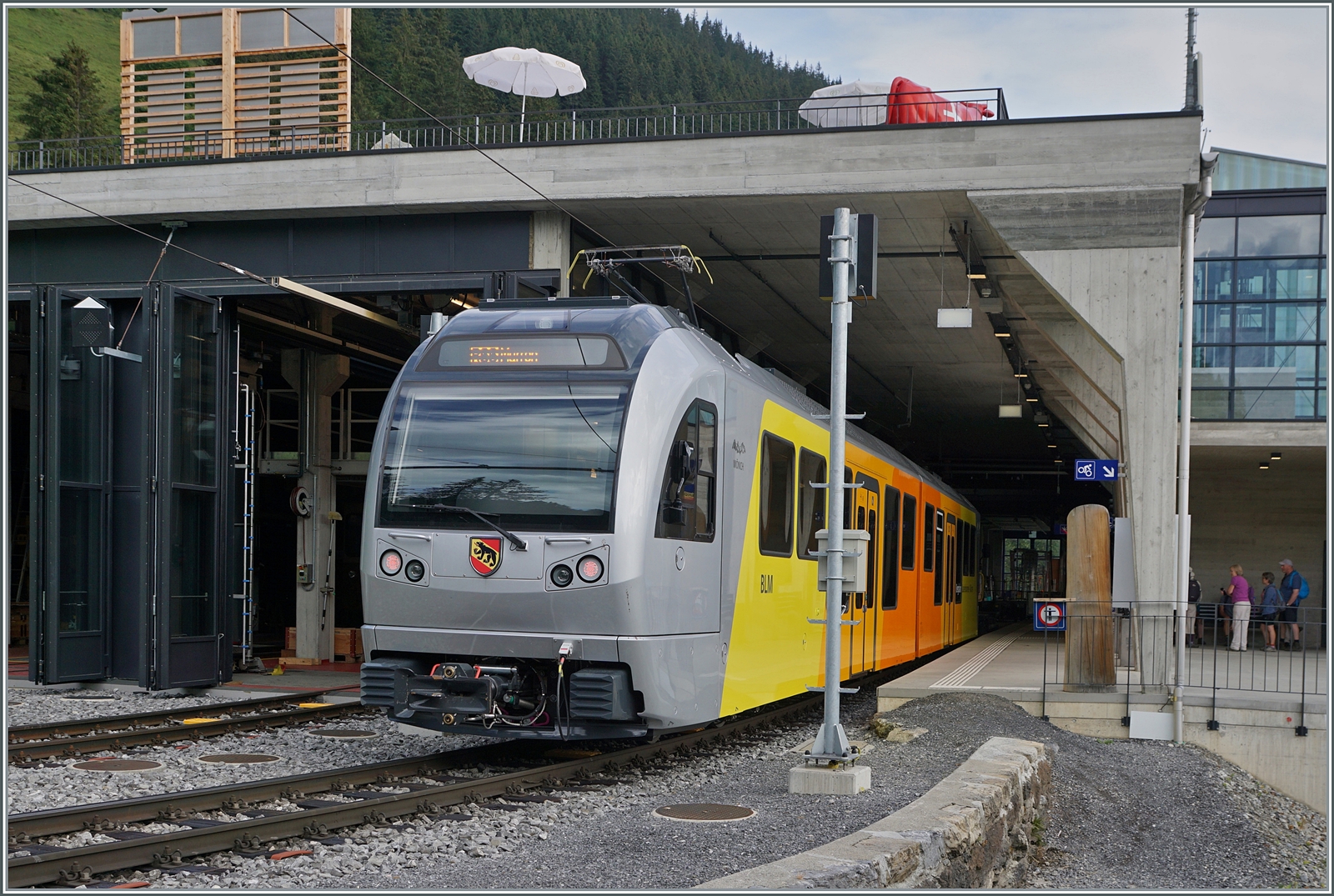 Der Be 4/6 102  Mönch  wird in Grütschalp bereitgestellt und wird anschliessend nach Mürren fahren. 

8. Aug. 2024