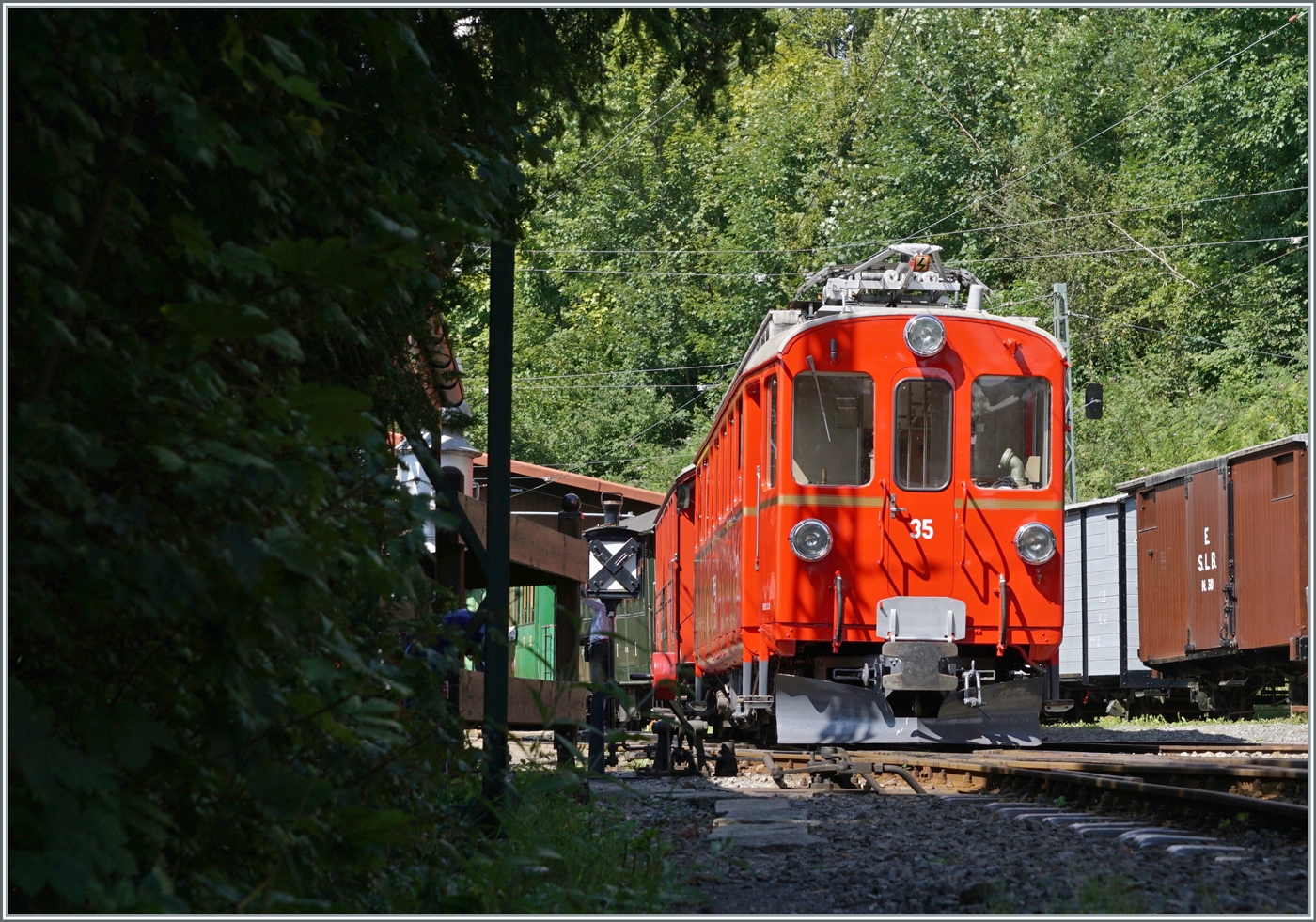 Der Bernina Bahn RhB ABe 4/4 35 der Blonay-Chamby Bahn rangiert in Chaulin. 

5. August 2023