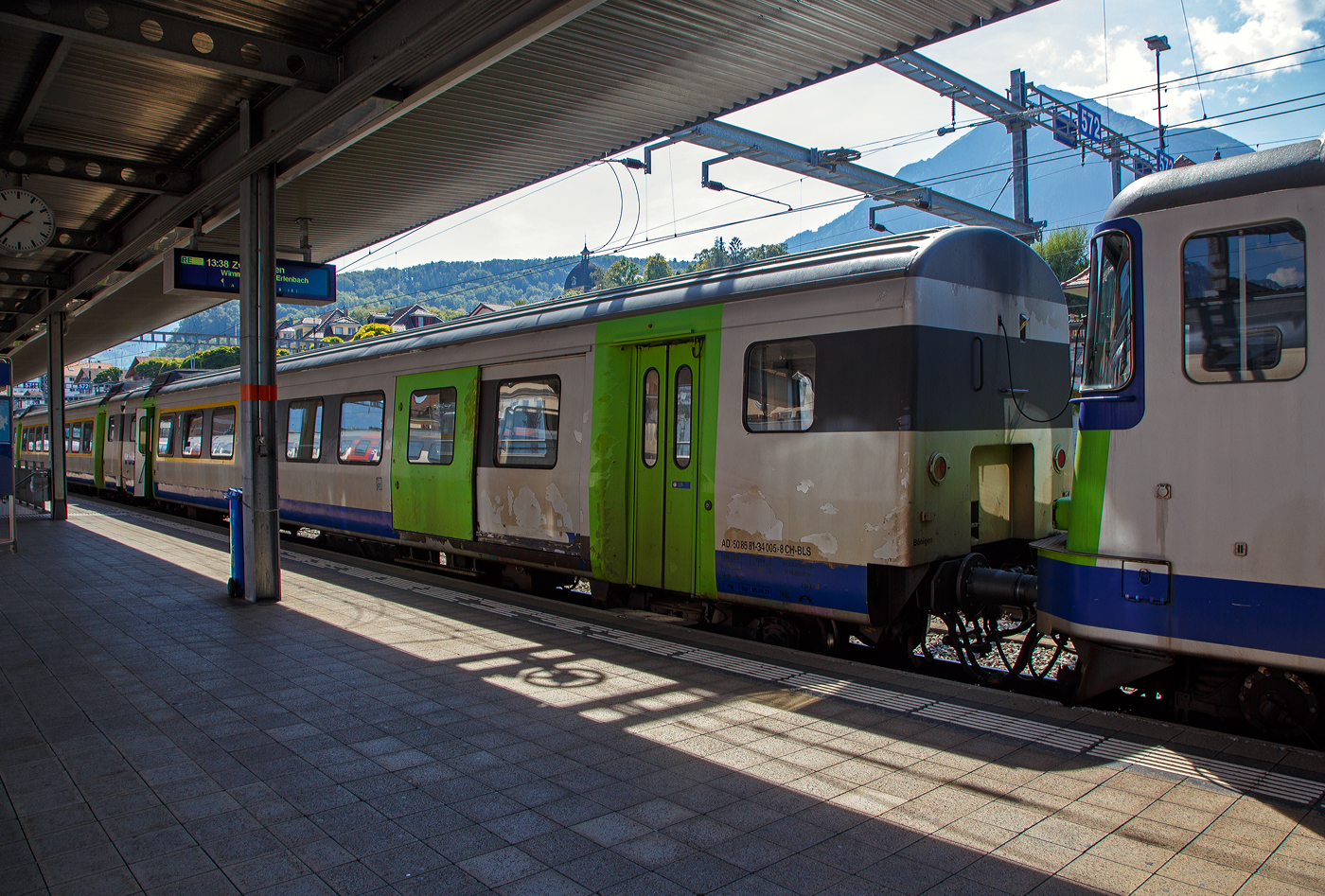 Der BLS Einheitswagen III (EW III) AD 50 85 81-34 005-8 CH-BLS ein erste Klasse Abteilwagen mit Gepäck- und Dienstabteil (als Endwagen) am 8 September 2021 im Bahnhof Spiez, eingereiht in einen RE-Pendelzug Interlaken Ost nach Zweisimmen. Für mich war es ein Abschied von BLS EW III-Pendel, werden/wurden ausrangiert. Die Leistungen übernehmen nun die neuen BLS RABe 528 – «MIKA». Bei der BLS gibt es zudem auch keine Re 420 mehr.

Dieser Wagen ist ein Endwagen, der direkt hinter/vor der Lok eingestellt wird. Er besitzt nur einen Wagenübergang, die der Lok zugewandten Seite ist komplett verschossen. Die EW III-Wagen sind untereinander kurzgekuppelt mit Zentralkupplungen verbunden, nur die Steuerwagen und diese Endwagen (AD) besitzen am anderen Ende eine normale Schraubenkupplung.

Die Einheitswagen III wurden 1972 bis 1975 gebaut und ab 1975 als Swiss Express mit der unverwechselbaren orange-hellgrauen Lackierung als Städteschnellzüge (heute InterCity) St. Gallen–Genève eingesetzt. Ihre Höchstgeschwindigkeit beträgt 140 km/h und sie waren konstruktiv für den Einsatz von Neigetechnik vorbereitet, die Seitenwände sind dafür auch nach oben hin einwärts geneigt gebaut worden. Sie waren die erste größere Serie klimatisierter Wagen in der Schweiz. Die 29 bis 30 Tonnen schweren Wagen erwiesen sich trotz dieser modernen Merkmale im täglichen Einsatz jedoch als nicht zufriedenstellend.

Es wurden insgesamt 72 Wagen gebaut, die verbliebenen 57 Wagen wurden per Fahrplanwechsel 2004 an die BLS Lötschbergbahn verkauft und danach im Innenraum modernisiert. Die BLS ließ noch je zwei A-Wagen zu Zweitklasse-Steuerwagen und zu Endwagen umbauen. Somit existieren insgesamt neun Steuerwagen. Bis Dezember 2004 waren alle Wagen in den neuen BLS-Farben lackiert worden und seither wurden sie im RegioExpressverkehr Bern–Langnau–Luzern und Bern–Neuchâtel eingesetzt. Zuletzt wurden sich auch, mit den letzten drei Re 420 der BLS, als Pendelzüge der GoldenPass Line zwischen Interlaken Ost und Zweisimmen (bis Ende 2021) eingesetzt. Im Gegenzug kauften die SBB die Einheitswagen IV der BLS.. 

Ein sechsteilige Pendelzug- Komposition bietet 320 bis 343 Sitzplätze, die Wagenübergänge sind dabei stufenlos begehbar. Geschwindigkeiten von bis zu 140 km/h garantieren zudem attraktive Fahrzeiten. Die BLS EWIII-Pendelzüge waren zwischen 1973 und 2021 im Einsatz. Ausgestattet mit bequemen Sitzen waren die Züge in ihren letzten Betriebsjahren bis Ende 2021 vorwiegend als RegioExpress zwischen Bern und Neuchâtel sowie Interlaken Ost und Zweisimmen unterwegs.

TECHNISCHE DATEN des AB:
Spurweite: 1.435 mm (Normalspur)
Wagenlänge über Puffer:  24.600 mm
Drehzapfenabstand: 18.760 mm
Eigengewicht: 29 t
Sitzplätze: 17 der 1. Klasse in 3 Abteilen
Bemerkung: 1 Dienstabteil
Max. Ladegewicht: 3 t
Toiletten: 1
Besonderheit: Endwagen (nur einen Übergang)
