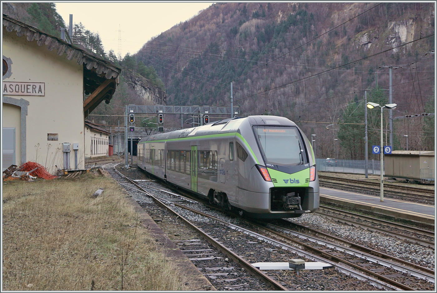Der BLS RABe 528 117 verlässt Iselle di Trasquea als RE1 in Richtung Domodossla. 

3. Jan. 2024