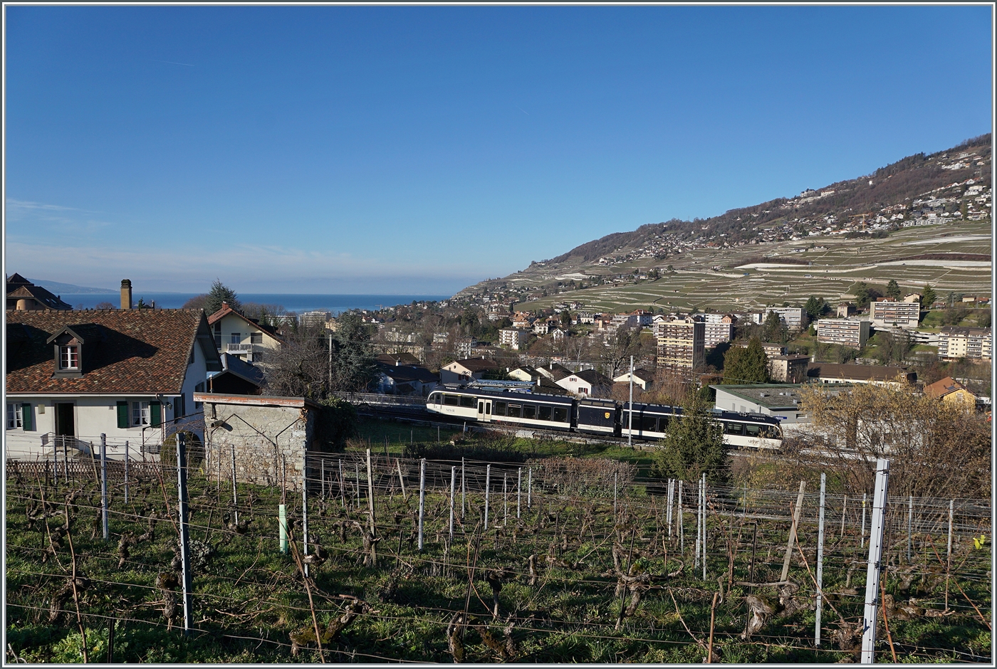 Der CEB MVR ABeh 2/6 7502  Blonay  beim Halt an der neuen Haltestelle Vevey Vignerons, welche Clies und Gilamont ablöst und gegen den leider nicht erfolgreichen, aber kräftigen Widerstand der Anwohner mit etlicher Verspätung realisiert wurde. Immerhin bietet die neue Haltestelle einen schönen Ausblick.
Die Idee, den Zug durch die blattlosen Bäume hindurch zu fotografieren, bzw. eine Lücke dafür zu finden, musste ich jedoch begraben. 

7. Januar 2023