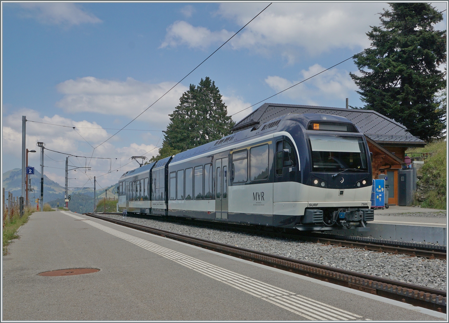 Der CEV MVR GTW ABeh 2/6 7508 (SURF) ist auf der Gipfelstation Les Pl�iades angekommen und wird in K�rze nach Vevey zur�ck fahren.

21. Juli 2022