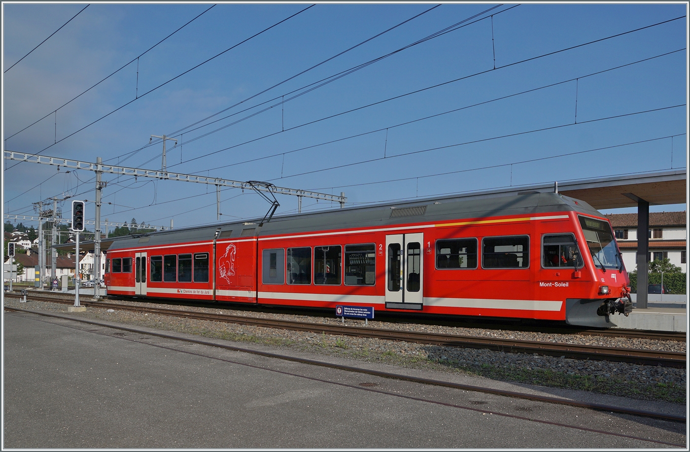 Der CJ GTW ABe 2/6 632  Mon Soleil  ist auf der Fahrt von La Chaux de Fonds nach Saignelégier und konnte in Le Noirmont fotografiert werden.

26.Juni 2024