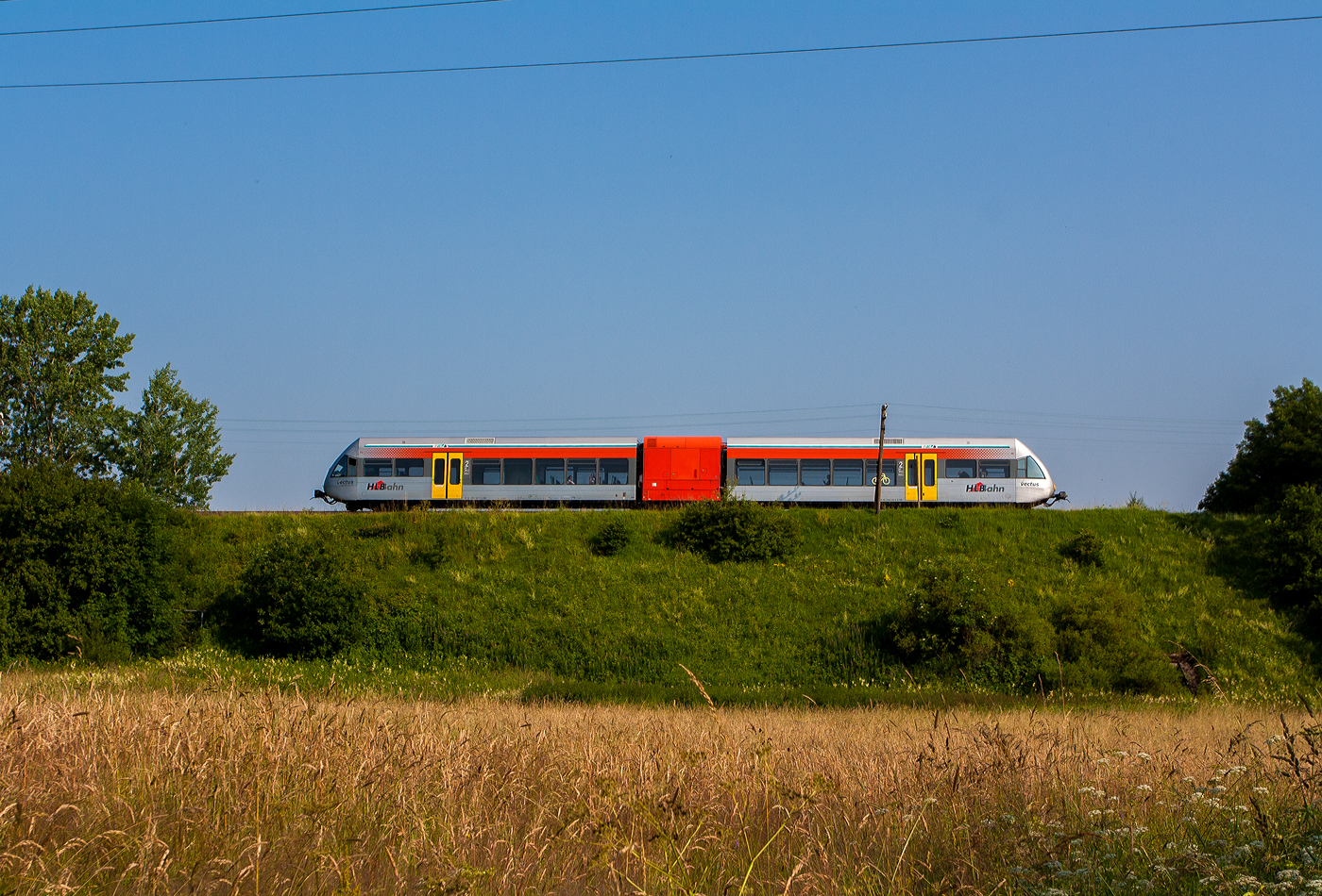 Der damals f�r die vectus Verkehrsgesellschaft mbH, als vetus VT 123, fahrende VT 526 123 (95 80 0946 423-0 G-HEB / 95 80 0646 423-3 D-HEB / 95 80 0946 923-9 D-HEB) ein Stadler GTW 2/6 der HLB (Hessische Landesbahn GmbH), f�hrt am 09 Juli 2013 bei Nistertal, als RB 28  Oberwesterwaldbahn  von Altenkirchen nach Westerburg. 

Damals wurde die Linie noch als RB 28 gef�hrt, mit dem Fahrplanwechsel am 14.12.2014 wurde Linie zur RB 90 „Westerwald-Sieg-Bahn“ und zwischen Siegen �ber Au/Sieg und Altenkirchen nach Limburg/Lahn durchgebunden.

Der GTW 2/6 wurde 2000 von der DWA - Deutsche Waggonbau AG in Bautzen unter der Fabriknummer 526/005 gebaut und an die HLB geliefert. Sp�tere wurde die Produktion von Stadler in das ehem. Adtranz-Werk Berlin-Pankow verlegt. Im Juni 2001 hat Stadler den Standort zu 100 Prozent �bernommen.

Im M�rz 2024 wurde der GTW 2/6 (wie weiter 12 der HLB und 12 der DB AG) nach Tschechien an die Arriva vlaky s.r.o. (Praha-Sm�chov), ein Tochterunternehmen der Arriva Transport Česk� Republika a.s., verkauft. Dort ist er nun als 848 423-0 (95 54 5848 423-0 CZ-ARR) im Einsatz.
