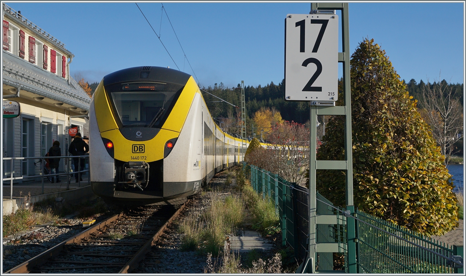 Der DB 1440 172 und 683 beim Halt in Schluchsee, der Zug wird in K�rze nach Seebruck weiterfahren. Das Bild entstand auf dem nach der Durchfahrt ge�ffneten Schranken�bergangs in Schluchsee. 

13. November 2022