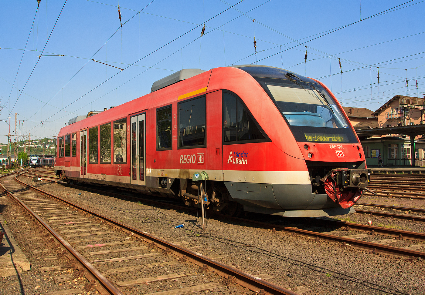 Der Dieseltriebwagen 640 014 (95 80 0640 014-6 D-DB ABp) ein Alstom Coradia LINT 27 der 3-Länder-Bahn (DB Regio NRW) ist am 23.04.2011 beim Hbf Siegen abgestellt. Die Aufnahme entstand aus dem SEM Siegen heraus.

Der LINT (Leichter Innovativer Nahverkehrstriebwagen) war eine Entwicklung von Linke-Hofmann-Busch (LHB) in Salzgitter. Diese wurde 1994/1995 vom französischen GEC-Alstom-Konzern übernommen, wo der LINT innerhalb der CORADIA-Familie vermarktet wird, wobei sie immer noch in Salzgitter gebaut werden.

Dieser einteilige VT wird von einem MTU 6R183TD13H Dieselmotor mit 315 kW (428 PS) Leistung über Kardanwelle und Achsgetriebe angetrieben.

Übrigens die Typenbezeichnung 27 stammt von der gerundeten Länge von 27,21 m.

Weitere Technische Daten:
Achsfolge: B’2’
Eigengewicht: 41 t
Länge über Kupplung: 27.210 mm
Höchstgeschwindigkeit: 120 km/h.
