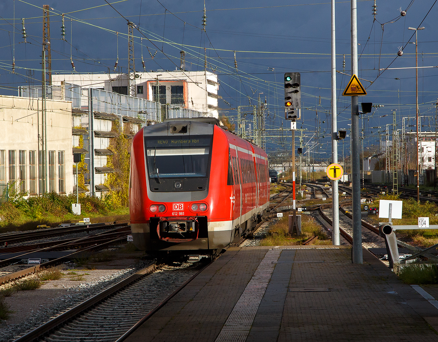 Der Dieseltriebwagen mit Neigetechnik 612 481 / 612 981, ein Bombardier  RegioSwinger  der DB Regio Bayern, verl�sst am 24.11.2022, als RE 40 nach N�rnberg Hbf, den Hauptbahnhof Regensburg.

