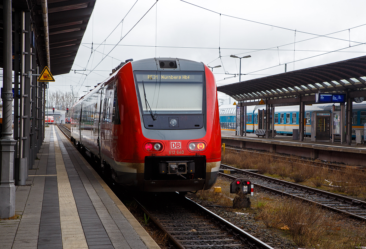 Der Dieseltriebwagen mit Neigetechnik 612 640 / 612 140 (95 80 0612 640-2 D-DB / 95 80 0612 140-3 D-DB), ein Bombardier  RegioSwinger  der DB Regio Bayern, steht am 17.04.2023, als RE 31 (Hof –  Marktredwitz – Pegnitz – N�rnberg), im Hbf Hof zur Abfahrt bereit.
 
Der Triebzug wurde 2002 von Bombardier unter den Fabriknummern 23763 und 23764 gebaut.
