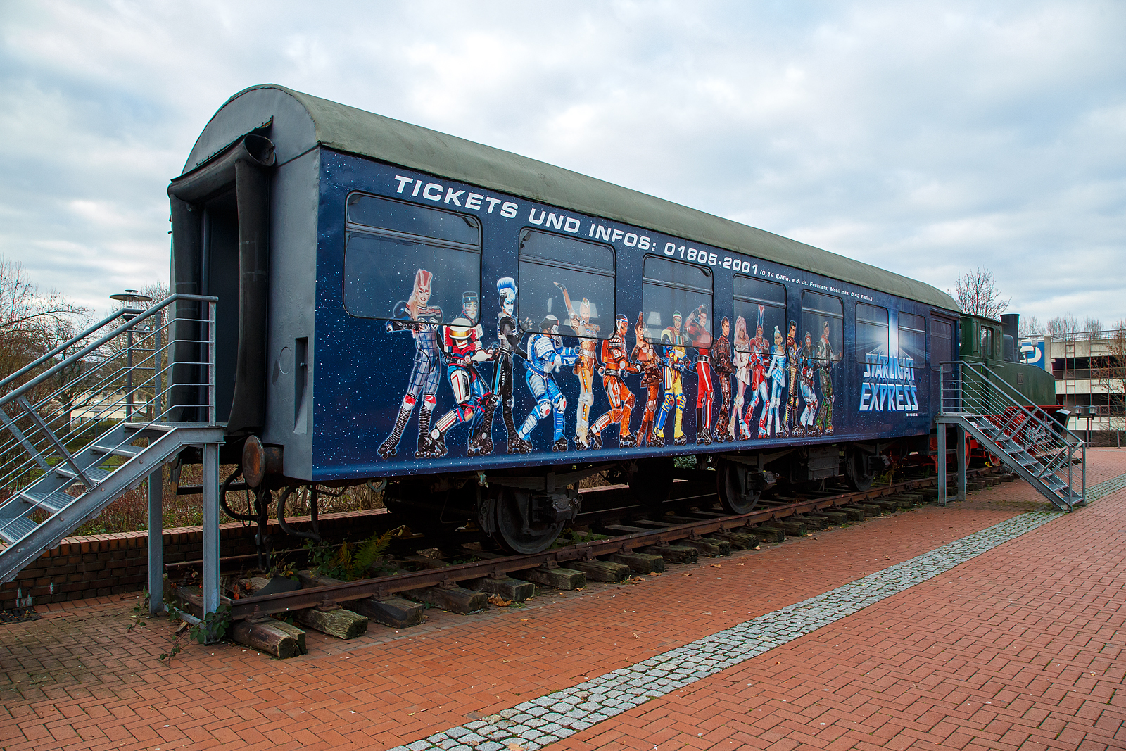 Der dreiachsige ex DR 2. Klasse Rekowagen 75 80 93-29 100-6 D-DGEG B3gtre, ex DR 50 50 23-25 380-8 der Gattung Bagtr, ex DR 357-313, vom DGEG Eisenbahnmuseum Bochum-Dahlhausen, ausgestellt bei Starlight Express in Bochum (hier am 25.12.2018). 

Der Wagen wurde 1963 DR Raw Halberstadt zum Reko-Wagen umgebaut. Als Rekowagen wurden bei der Deutschen Reichsbahn (DR) Eisenbahnwagen bezeichnet, die durch Rekonstruktion von Vorkriegswagen entstanden sind. Neben den in diesem Artikel behandelten Reisezugwagen wurden auch Güterwagen umgebaut. Der Begriff Rekonstruktion ist hier im Sinne des DDR-Sprachgebrauchs zu verstehen: Gemeint ist nicht die Wiederherstellung oder Nachbildung eines früheren Zustandes, sondern eine durchgreifende Modernisierung. Bei der DB wurden solche Wagen „Umbauwagen“ genannt.