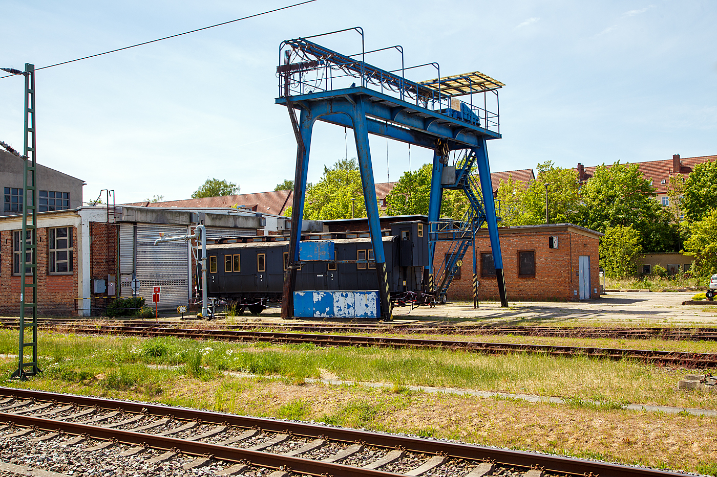 Der dreiachsige preu�ische Abteilwagen 520-831 der zweiten Wagenklasse am 16 Mai 2022 beim MEF - Mecklenburgisches Eisenbahn- und Technikmuseum (Schwerin), dem einstigen Bahnbetriebswerk am Hauptbahnhof.

Der dreiachsige preu�ische Abteilwagen 520-831 hat eine �ber 110 j�hrige wechselvolle Geschichte hinter sich, die heute aber nicht mehr ganz nachvollziehbar ist. Gebaut wurde er 1912 von der Firma van der Zypen & Charlier in K�ln-Deutz als 2. Klassewagen f�r die K�niglich Preu�ische Eisenbahn Verwaltung, war er nach 1945 mit erheblichen Kriegssch�den im Bereich der DR vorhanden. Bei Umbauarbeiten muss er einen Wagenkasten eines 4. Klassewagen mit Traglastenabteil erhalten haben. Nach dem Ende seiner aktiven Zeit als Personenwagen, blieb er aber weiterhin als Dienstwagen erhalten. Zuletzt war er beim Oberbauwerk B�tzow als Lagerwagen vorhanden, als er 1987 von Eisenbahnfreunden, entdeckt worden ist. Beim RAW Malchin (Zweigstelle des Raw Eberswalde) der einstigen Hauptwerkstatt der Friedrich-Franz-Bahn wurde er museal aufgearbeitet. Bei dieser Aufarbeitung im Jahre 1989 ist dem Abteilwagen auch wieder ein Bremserhaus neu angebaut worden.
Seit 1990 ist der Wagen mit seinen 42 Sitzpl�tzen in Schwerin beheimatet.

TECHNISCHE DATEN:
Baujahr:  1912
Hersteller: Van der Zypen & Charlier in K�ln-Deutz (ab 1927/28 Westwaggon)
Spurweite:  1.435 mm (Normalspur)
Gattung: B3u
Achsanzahl: 3
L�nge �ber Puffer: 13.080 mm
Achsanstand: 7.500 mm (2 x 3.750 mm)
Dienstgewicht: 15.700 kg
H�chstgeschwindigkeit: 60 km/h
Sitzpl�tze: 42 (in der 2. Klasse)