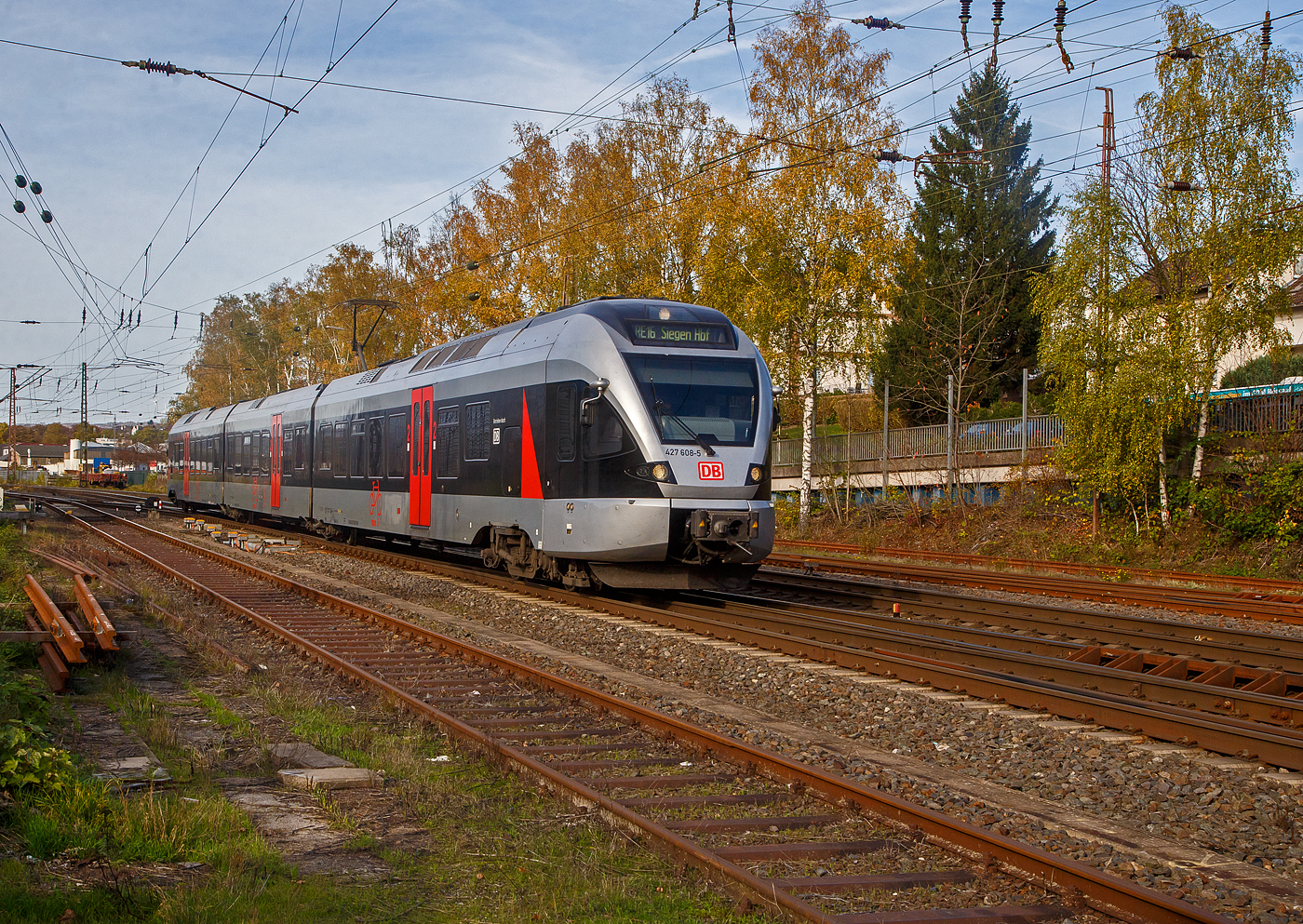 Der dreiteilige Stadler FLIRT DB 427 608-5 / 827 108-2 / 427 108-6, ex Abellio Rail NRW ET 23 2109  Kreis Siegen-Wittgenstein   f�hrt am 30.10.2022,  als RE 16  Ruhr-Sieg-Express  (Essen - Hagen – Siegen), von Kreuztal weiter in Richtung Siegen.