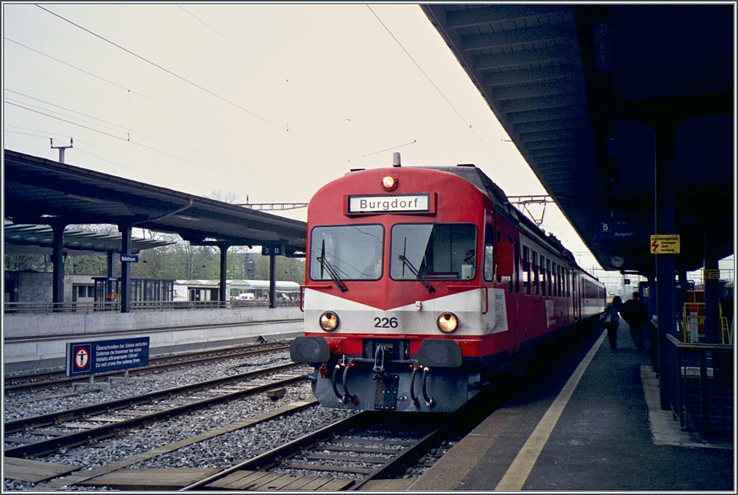 Der EBT VHB SMB RBDe 4/4 I 226 wartet in Solothurn auf die Abfahrt nach Burgdorf.

Analogbild vom 24. April 2001