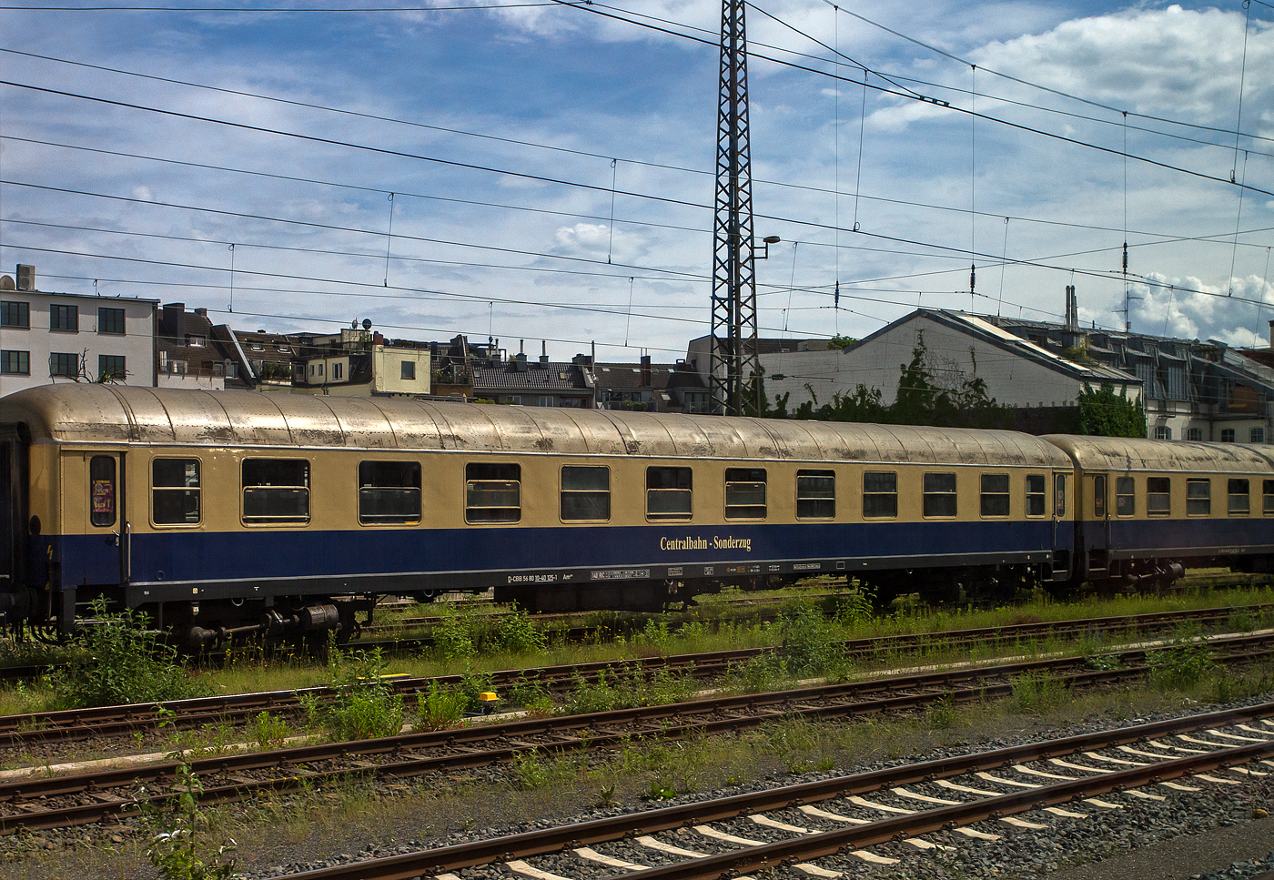 Der erste Klasse Reisezugwagen (Abteilwagen) D-CBB 56 80 10-40 125-1 der Gattung Am 208 der Centralbahn GmbH (Mönchengladbach), eingereiht im Zugverband eines mit 12 Wagen sehr langen Sonder- oder Partyzug der CBB, am 16 Mai 2024 in Köln-West, aufgenommen aus einen Zug heraus.

Der UIC-X-Wagen wurde 1957 von der Waggonfabrik Wegmann & Co. in Kassel gebaut und als 11 927 der Gattung A4ümg-54 an die Deutschen Bundesbahn (DB) geliefert. 1966 erfolgte der Umbau und Umzeichnung in D-DB 50 80 10-40 115-8 der Gattung Aüm 202, im Jahr 1985 wurde er zum D-DB 51 80 10-40 115-7 Am 208. Im Jahr 1993 wurde er an den EK-Verlag verkauft (neue Nummer 51 80 03-40 125-5 Am 036). Anfang der 2000ter ging er als D-CBB 56 80 10-40 125-1 Am 208 an die Centralbahn.

Die Wagen der Gattung Am 208 bieten 60 bequeme Sitzplätze in zehn 6er-Abteilen der 1. Wagenklasse, zudem besitzen sie 2 WC/ Waschräume. Dieser Wagen ist für 140 km/h zugelassen und mehrspannungsfähig.

TECHNISCHE DATEN:
Spurweite: 1.435 mm (Normalspur)
Länge über Puffer: 26.400 mm
Wagenkastenlänge: 26.100 mm
Wagenkastenbreite: 2.850  mm
Höhe über Schienenoberkante: 4.050 mm
Drehzapfenabstand: 19.000 mm
Achsstand im Drehgestell: 2.500 mm
Drehgestellbauart: Minden-Deutz 330
Leergewicht: 37 t
Höchstgeschwindigkeit: 140 km/h
Sitzplätze in der 1. Klasse: 60
Abteile: 10
Toiletten/Waschraum: 2 
Bremsbauart: KE-GPR
Energieversorgung: Achsgenerator

Die Centralbahn GmbH (Mönchengladbach) gehört zur Centralbahn AG mit Sitz in Basel. Hauptgeschäft ist die Durchführung von Sonderzugfahrten mit eigenen Fahrzeugen.
