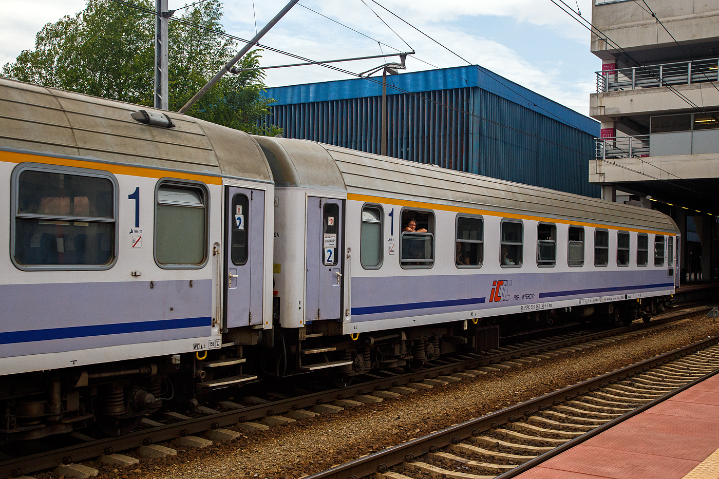 Der erste Klasse unklimatisierte Abteilwagen (Reisezugwagen) 50 51 19-78 145-9 PL-PLKIC der Gattung A9nouz  (140A) der PKP Intercity am 25 Juni 2017 im Hauptbahnhof Posen (Poznań Główny), eingereiht als Wagen 10 (aber als 2. Klasse Wagen) in den TLK 56134 von Wrocław Glowna (Breslau) via Gdańsk (Danzig) nach Gdynia Glowna / Gdingen Hbf (von 1939–1945 Gotenhafen bekannt), eine Hafenstadt in der Danziger Bucht (Polen).

Der Wagen wurde 1990 von der H. Cegielski – Poznań S.A. (HCP) im polnischen Posen unter der Fabriknummer 19411 gebaut.

Die Zuggattung TLK - Twoje Linie Kolejowe ist die Antwort der PKP Intercity auf die steigenden Erwartungen der Fahrgäste gegenüber den Fernzügen, die von ihrem Transportunternehmen vor allem günstige Fahrkartenpreise erwarten, ein breites Sortiment an Sonderangeboten sowie eine angemessene Anzahl der Verbindungen mit Halt an Unterwegsbahnhöfen erwarten. Auf diese Weise kann der Fahrgast mit TLK günstig und bequem reisen.

Die ersten TLK Züge, die das günstige Reisen unterstützen sollten, kamen im Jahr 2005 auf die Gleise. Am 1. Januar 2011 wurde der Name der Marke geändert, von Tanie Linie Kolejowe (deutsch: Billige Bahnstrecke) in Twoje Linie Kolejowe (deutsch: Deine Bahnstrecke), ab dem 19. März 2013 wurde, um den Reisenden höheren Komfort bieten zu können, die vollständige Platzreservierung in allen Wagen der Züge TLK eingeführt (der Preis für die „Platzreservierung” ist im Ticketpreis inbegriffen).

Die Reisezugwagen der Gattung A9nouz  (140A) haben 9 Abteile á 6 Sitzplätze.

TECHNISCHE DATEN:
Länge über Puffer: 24.400 mm
Drehzapfenabstand: 17.200 mm
Leergewicht: 39 t
Höchstgeschwindigkeit: 160 km/h
Sitzplätze: 54 (in 9 Abteilen)
Toiletten: 2
Zulassungen: RIC
