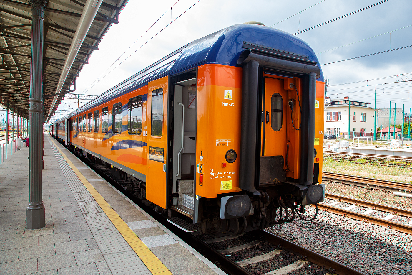 Der erste/zweite Klasse klimatisierte Gro�raumwagen (Reisezugwagen) 75 51 38-71 001-6 PL-PREG der Gattung AB8nopuz 1151 (163A) der der POLREGIO  (Przewozy Regionalne sp. z o.o.), am 25 Juni 2017 im Hauptbahnhof Posen (Poznań Gł�wny), eingereiht in den Regionalzug R 76924 von Poznań Gł�wny (Posen) nach Wrocław Glowna (Breslau)

Diese Wagen wurden 1986/87 von der H. Cegielski – Poznań S.A. (HCP) im polnischen Posen gebaut.

TECHNISCHE DATEN:
L�nge �ber Puffer: 24.400 mm
Drehzapfenabstand: 17.200 mm
Achsabstand im Drehgestell: 2.500 mm
Leergewicht: 42 t
H�chstgeschwindigkeit: 160 km/h
Sitzpl�tze: 15 in der 1. Klasse und 54 in der 2. Klasse
Toiletten: 2
Zulassungen: RIC
