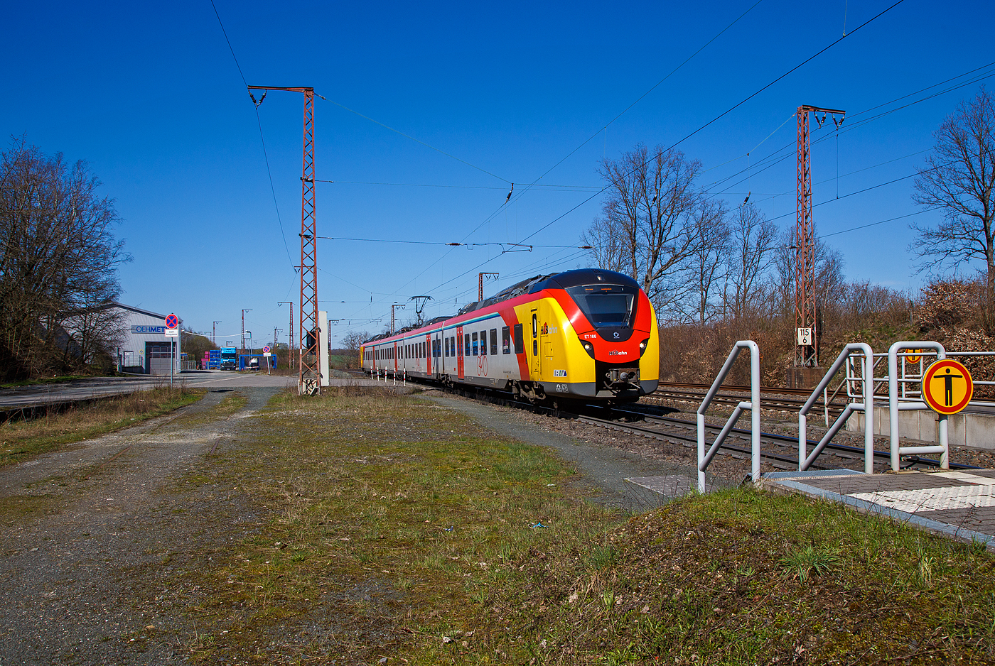 Der ET 166 (94 80 1440 166-5 D-HEB / 94 80 1441 666-3 D-HEB / 94 80 1441 166-4 D-HEB / 94 80 1440 666-4 D-HEB) ein vierteiliger Niederflur-Elektrotriebwagen vom Typ Alstom Coradia Continental der HLB (Hessische Landesbahn) erreicht am 04.04.2023, als RE 99 „Main-Sieg-Express“ nach Gießen, den Hp Rudersdorf (Kreis Siegen).

Der vierteilige Niederflur-Elektrotriebwagen wurde 2018 von ALSTOM Transport Deutschland GmbH in Salzgitter unter den Fabriknummern D04 1531 013 A1, D04 1531 011 B, D04 1531 013 C und D04 1531 013 A2 gebaut und an die HLB geliefert. 
