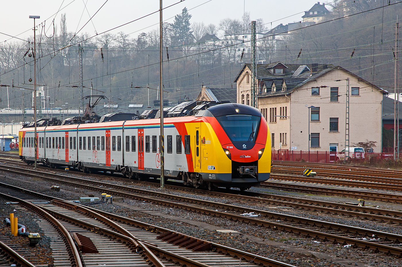 Der ET 188 (94 80 1440 188-9 D-HEB / 94 80 1441 188-8 D-HEB / 94 80 1441 688-7 D-HEB / 94 80 1440 688-8 D-HEB) ein vierteiliger Niederflur-Elektrotriebwagen vom Typ Alstom Coradia Continental der HLB (Hessische Landesbahn) steht am 15.12.2022 beim Hbf Siegen. 

Der vierteilige Niederflur-Elektrotriebwagen wurde 2019 von ALSTOM Transport Deutschland GmbH in Salzgitter gebaut.