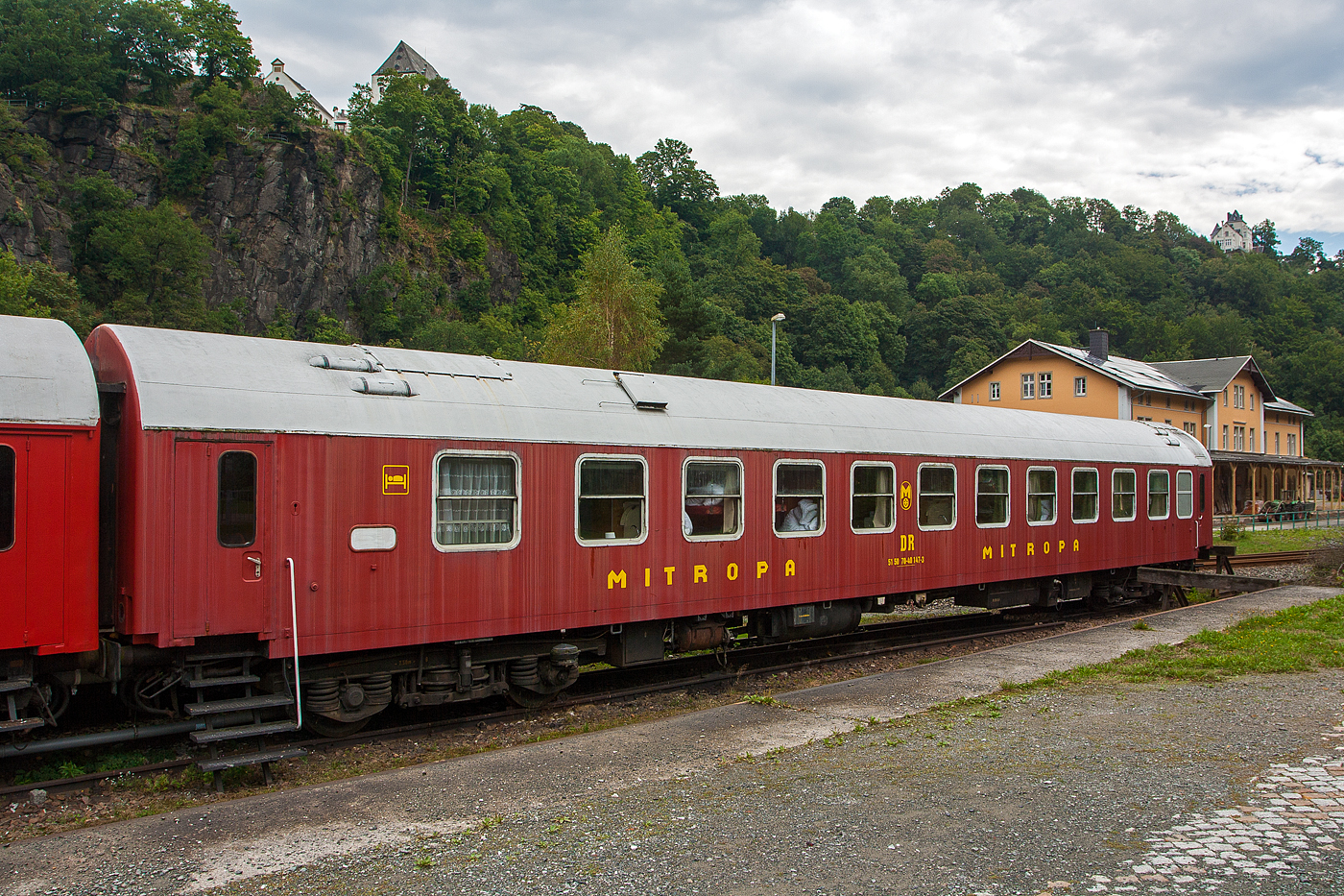 Der ex MITROPA Schlafwagen DR 51 50 70-40 147-3 der Gattung WLAB 7041 vom Zughotel Wolkenstein (Erzgebirge), hier am 26 August 2013.

Der Wagen wurde 1967 vom VEB Waggonbau G�rlitz f�r die DR – Deutsche Reichsbahn gebaut.