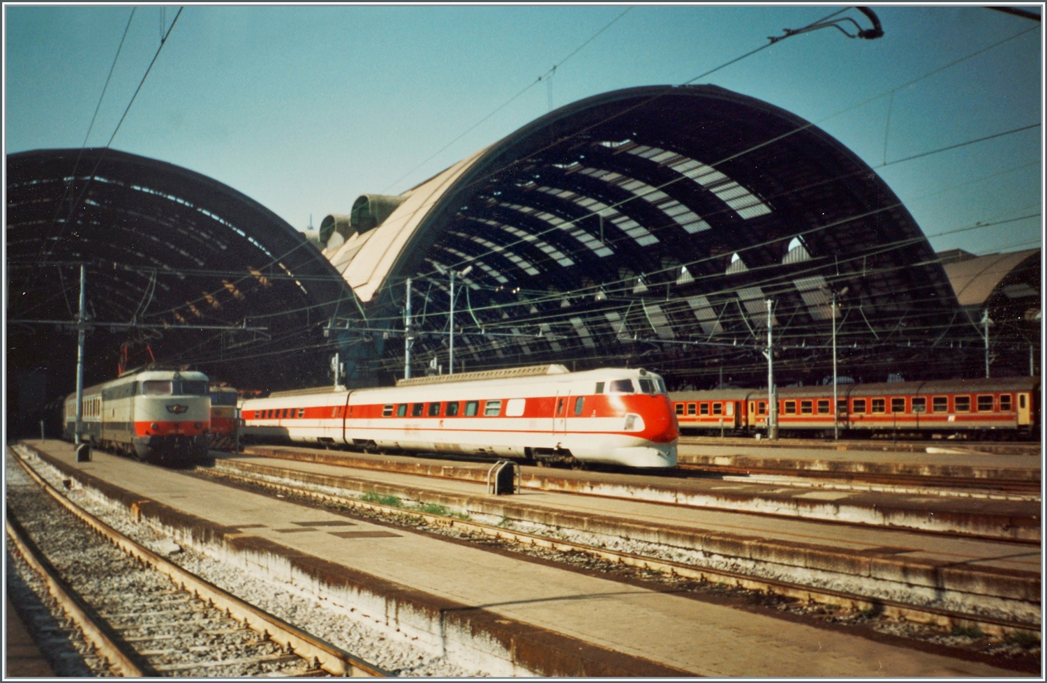 Der FS ETR 450 003 verlässt in Milano Centrale. Die 250 km/h schnellen Neigezüge standen ab 1988 im Einsatz. Sie sind von der Bauweise her das Resultat der 1971 gebauten Prototyp-Triebwagen von FIAT und dem 1975 gebauten Vorgänger ETR.401. 
Durch die Neigetechnik nannte die FS die 17 Züge  Pendolino .

Analogbild vom März 1993
