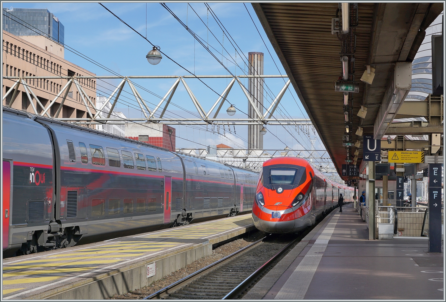 Der FS Trenitalia ETR 400 031 erreicht als Frecciarossa 6647 von Paris Gare de Lyon kommend überpünktlich ( zwei Minuten Vorzeitig) den Bahnhof Lyon Part Dieu. 

13. März 2024