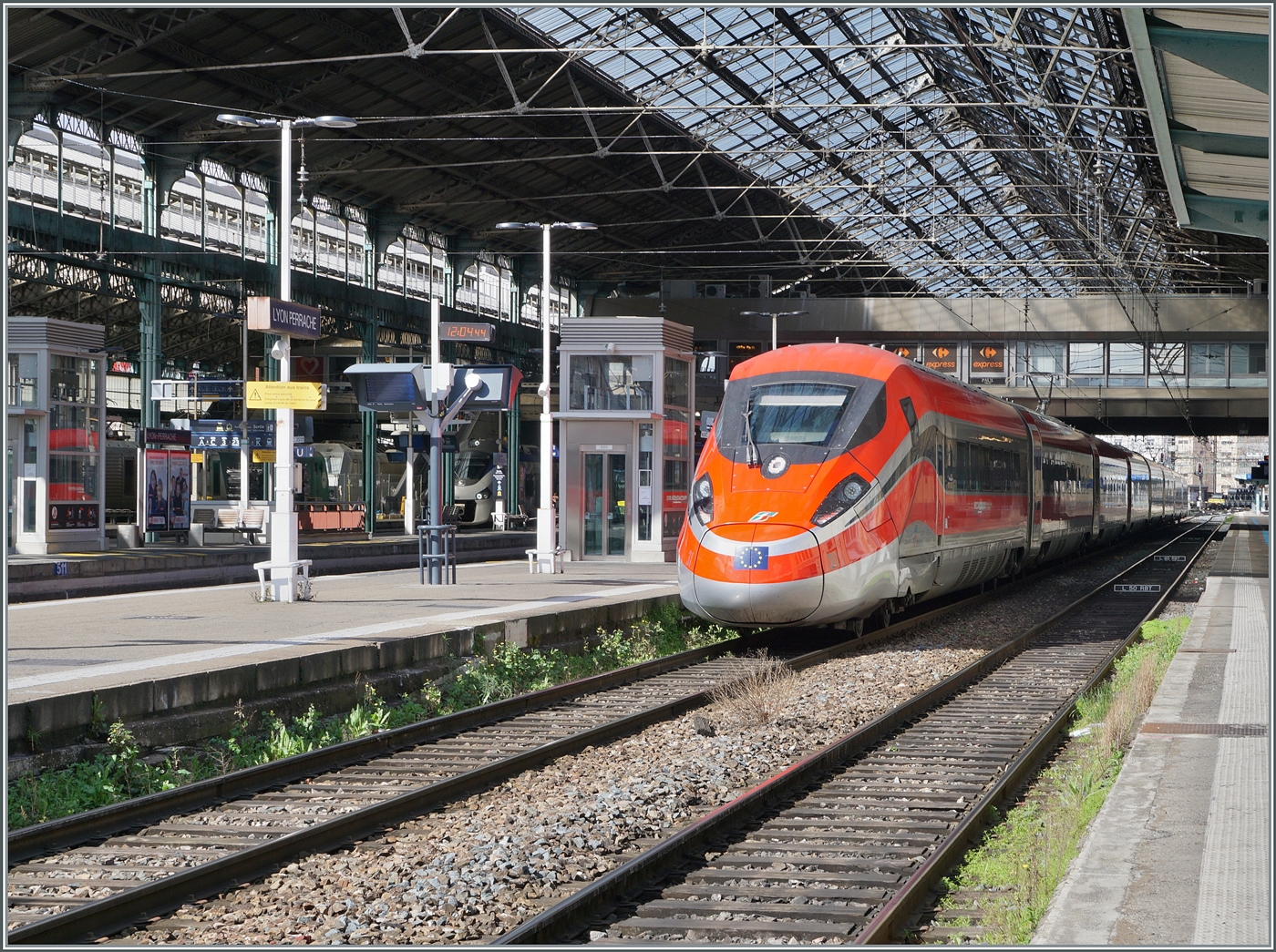 Der FS Trenitalia ETR 400 031 ist als Frecciarossa FR 6647 um 11:48 in Lyon Perrache unter der mächtigen Halle angekommen und bleibt bis zur Rückfahrt um 13:11 als FR 6654 nach Paris gleich hier stehen.
Grundsätzlich genug Zeit zum Fotografieren des schönen Zuges; doch ganz so einfach wie gewünscht stand der formschöne ETR 400 031 dann doch nicht. Immerhin, im  gemütlicheren  Bahnhof von Lyon Perrache ist im Gegensatz zum hektischen Bahnhof von Lyon Part Dieu das Fotografieren sehr angenehm. 
 
13. März 2024