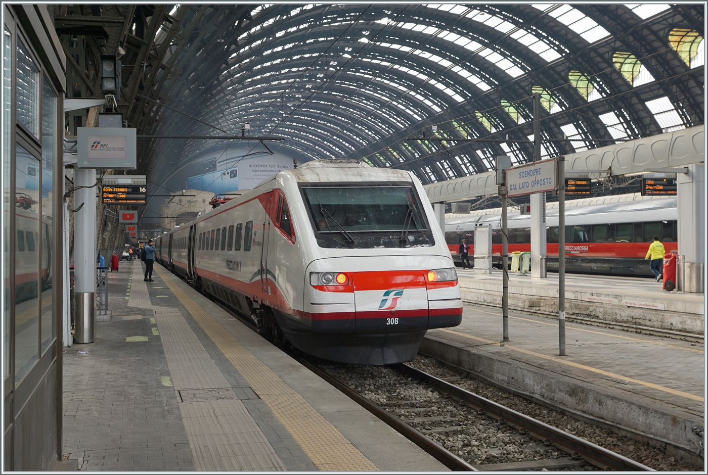 Der FS Trenitalia ETR 485 030 wartet in Milano Centrale auf die Abfahrt als Frecciabianca 8619 nach Roma Termini, der Zug verkehrt via Genova - Livorno. Die ETR 460, 470, 480 und 485 gehören zur zweiten Generation der Pendolino-Züge und unterschieden sich durch die grösser Breite der Wagenkästen deutlich vom ETR 450. Die Züge kamen im internationalen Verkehr bis nach Lyon und Stuttgart, bauverwandte/umgebaute Züge der 2. Pendolino Generation verkehren auch in Portugal, Slowenien und neuerdings Griechenland.

8. November 2022