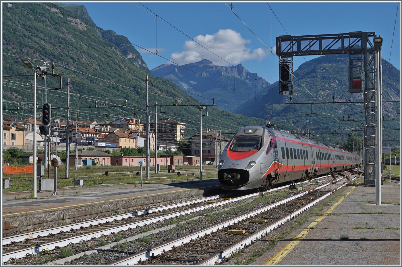 Der FS Trenitalia ETR 610 011 (und ein nicht zu sehender SBB ETR 610/RABe 503) erreichen als EC 51 (Basel SBB - Milano) den Bahnhof von Domodossola. 

25. Juni 2022