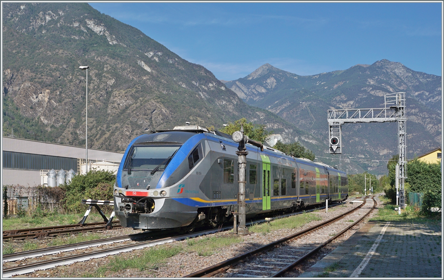 Der FS Trenitalia MD ALn 502 056  Minutto  (95 83 4502 056-3 I-TI) erreicht als Regionalzug von Aosta nach Ivrea den Bahnhof von Verres. 

11. September 2023