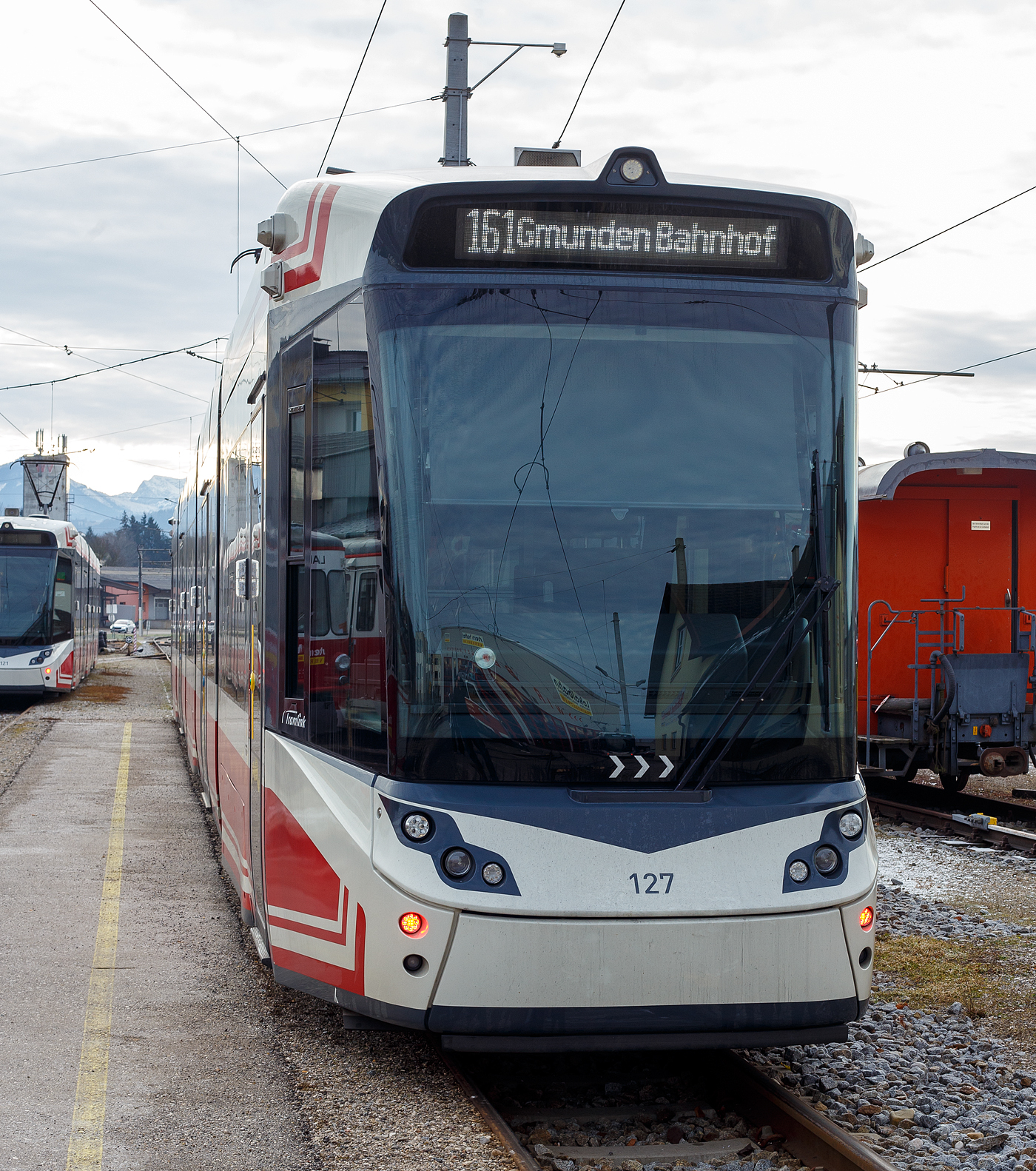 Der fünfteilige Meterspur-Straßenbahn-Triebwagen StH ET 127 der Stern & Hafferl Verkehrsgesellschaft m.b.H. steht am 14 Januar 2025 im Bahnhof Vorchdorf-Eggenberg zur Abfahrt als Linie 161 nach Gmunden Bahnhof bereit. Es ist ein fünfteiliger STADLER Zweirichtungs-Multigelenk-Stadtbahnwagen in Niederflur-Bauweise vom Typ Tramlink V3 der neuesten Generation (Tramlink 2.0).

Der ET 127 wurde 2016 noch von Vossloh Kiepe im spanischen Werk in Valencia gebaut, die später produzierten Triebwagen wurden dann nach der Übernahme durch STADLER von Stadler Rail Valencia gebaut und geliefert.

