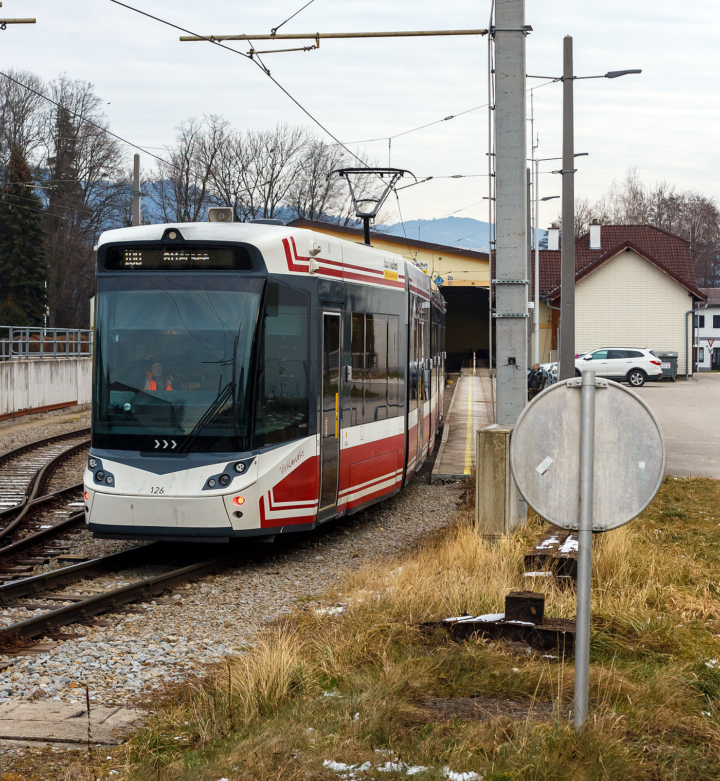 Der fünfteilige Meterspur-Straßenbahn-Triebwagen StH ET 126  Vöcklamarkt , ein fünfteiliger STADLER (ex Vossloh) Zweirichtungs-Multigelenk-Stadtbahnwagen in Niederflur-Bauweise vom Typ Tramlink V3 der neuesten Generation (Tramlink 2.0), der Stern & Hafferl Verkehrsgesellschaft m.b.H., erreicht am 14 Januar 2025 als Linie 180 von Vöcklamarkt kommend den Ziel- und Endbahnhof Attersee am Attersee.

Der ET 126 wurde 2016 noch von Vossloh Kiepe im spanischen Werk in Valencia gebaut, die später produzierten Triebwagen wurden dann nach der Übernahme durch STADLER von Stadler Rail Valencia gebaut und geliefert.

Die Lokalbahn Vöcklamarkt–Attersee, auch Atterseebahn (vor 2019 Attergaubahn) genannt, ist eine meterspurige elektrische Lokalbahn in Oberösterreich. Sie verkehrt zwischen den Orten Attersee am gleichnamigen Attersee und Vöcklamarkt an der Westbahnstrecke Wien–Linz–Salzburg.

Die Bahn wurde am 14. Jänner 1913 eröffnet. Die Lokalbahn Vöcklamarkt-Attersee AG befindet sich zu 75,9 Prozent im Besitz der Stern & Hafferl Verkehrsgesellschaft m.b.H. und zu 10,5 Prozent im Besitz des Landes Oberösterreich (OÖ Verkehrsholding), sowie anderen Anteilseignern. Insgesamt ist sie 13,4 Kilometer lang, eine maximale Neigung: von 47 ‰ und wird mit 750 Volt Gleichspannung betrieben. Da die Strecke die ÖBB-Westbahn mit dem Attersee verbindet, hat sie große Bedeutung für den Fremdenverkehr der Region.