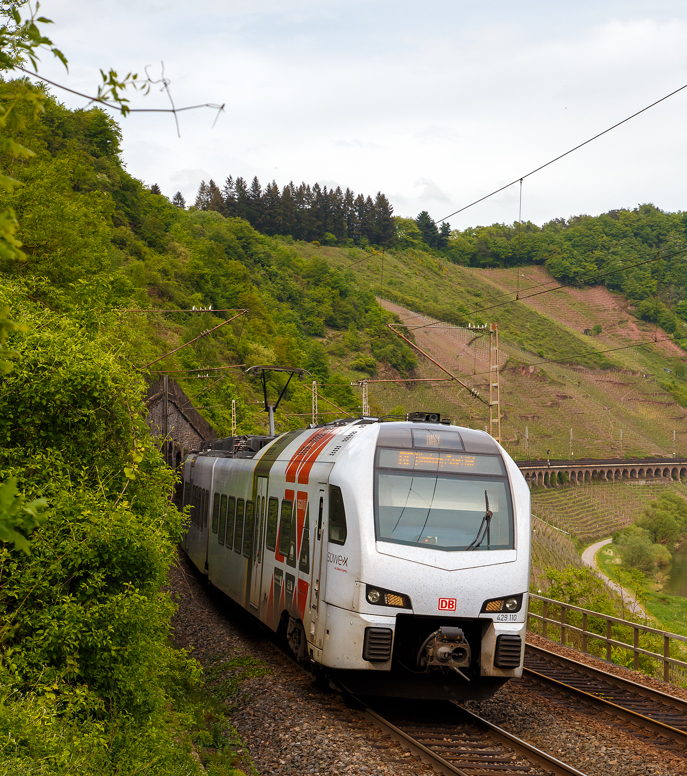 Der fünfteilige SÜWEX Stadler FLIRT³  - 429 110 / 429 610 als RE 1  Südwest-Express  gekuppelt mit dem dreiteiligen CFL Stadler KISS 2307 (hier nicht im Bild) als RE 11  DeLux-Express  fahren am 29.04.2018 über den Pündericher Hangviadukt in Richtung Trier.

Der Stadler FLIRT³ fährt als RE 1 “Südwest-Express“ die Verbindung Koblenz – Cochem –Trier – Dillingen – Saarbrücken, teilweise fährt der RE 1 auch über Kaiserslautern bis Mannheim. Der CFL Stadler KISS fährt als RE 11  DeLux-Express  die Verbindung Koblenz – Cochem –Trier – Igel – Wasserbillig – Luxembourg. Im Hbf Trier werden die Triebzüge geflügelt (getrennt bzw. in Gegenrichtung gekuppelt).

Seit dem 16. März 2015 fahren die CFL-KISS auf dem Abschnitt zwischen Koblenz und Trier, auf der Moselstrecke (KBS 690), gemeinsam mit den FLIRT³  der DB Regio Südwest in gemischter Mehrfachtraktion. Das ein- und zweistöckige elektrische Triebzüge zweier Staatsbahnen gemeinsam unterwegs sind, dürfte europaweit einmalig sei. Ab dem 10.12.2017 fahren einzelne CFL KISS von Koblenz weiter über Bonn und Köln Hbf bis nach Düsseldorf.