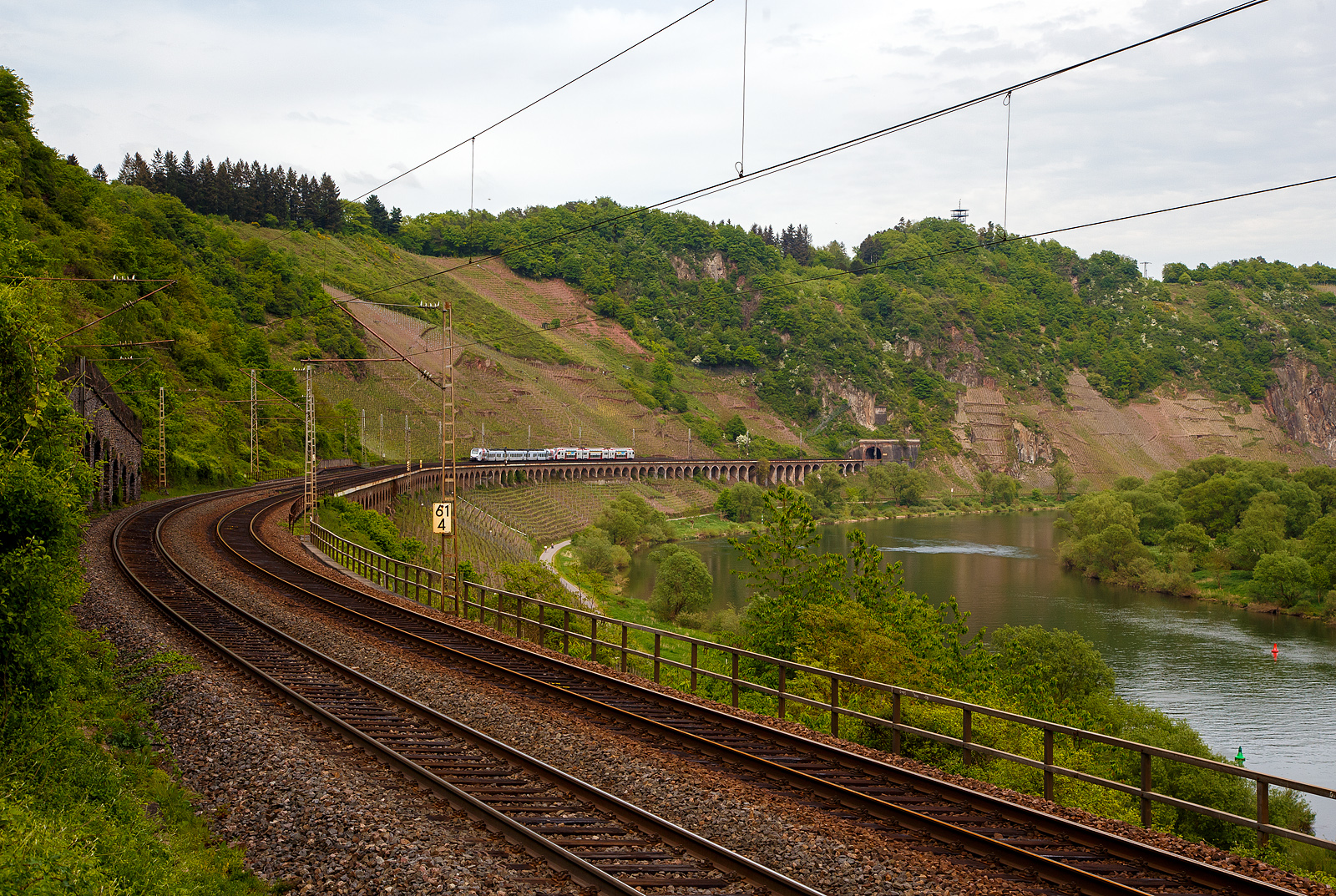 Der fünfteilige SÜWEX Stadler FLIRT³  - 429 110 / 429 610 als RE 1  Südwest-Express  gekuppelt mit dem dreiteiligen CFL Stadler KISS 2307 als RE 11  DeLux-Express  fahren am 29.04.2018 über den Pündericher Hangviadukt in Richtung Trier.

Der Stadler FLIRT³ fährt als RE 1 “Südwest-Express“ die Verbindung Koblenz – Cochem –Trier – Dillingen – Saarbrücken, teilweise fährt der RE 1 auch über Kaiserslautern bis Mannheim. Der CFL Stadler KISS fährt als RE 11  DeLux-Express  die Verbindung Koblenz – Cochem –Trier – Igel – Wasserbillig – Luxembourg. Im Hbf Trier werden die Triebzüge geflügelt (getrennt bzw. in Gegenrichtung gekuppelt).

Seit dem 16. März 2015 fahren die CFL-KISS auf dem Abschnitt zwischen Koblenz und Trier gemeinsam mit den FLIRT³  der DB Regio Südwest in gemischter Mehrfachtraktion. Das ein- und zweistöckige elektrische Triebzüge zweier Staatsbahnen gemeinsam unterwegs sind, dürfte europaweit einmalig sei. Ab dem 10.12.2017 fahren einzelne CFL KISS von Koblenz weiter über Bonn und Köln Hbf bis nach Düsseldorf.