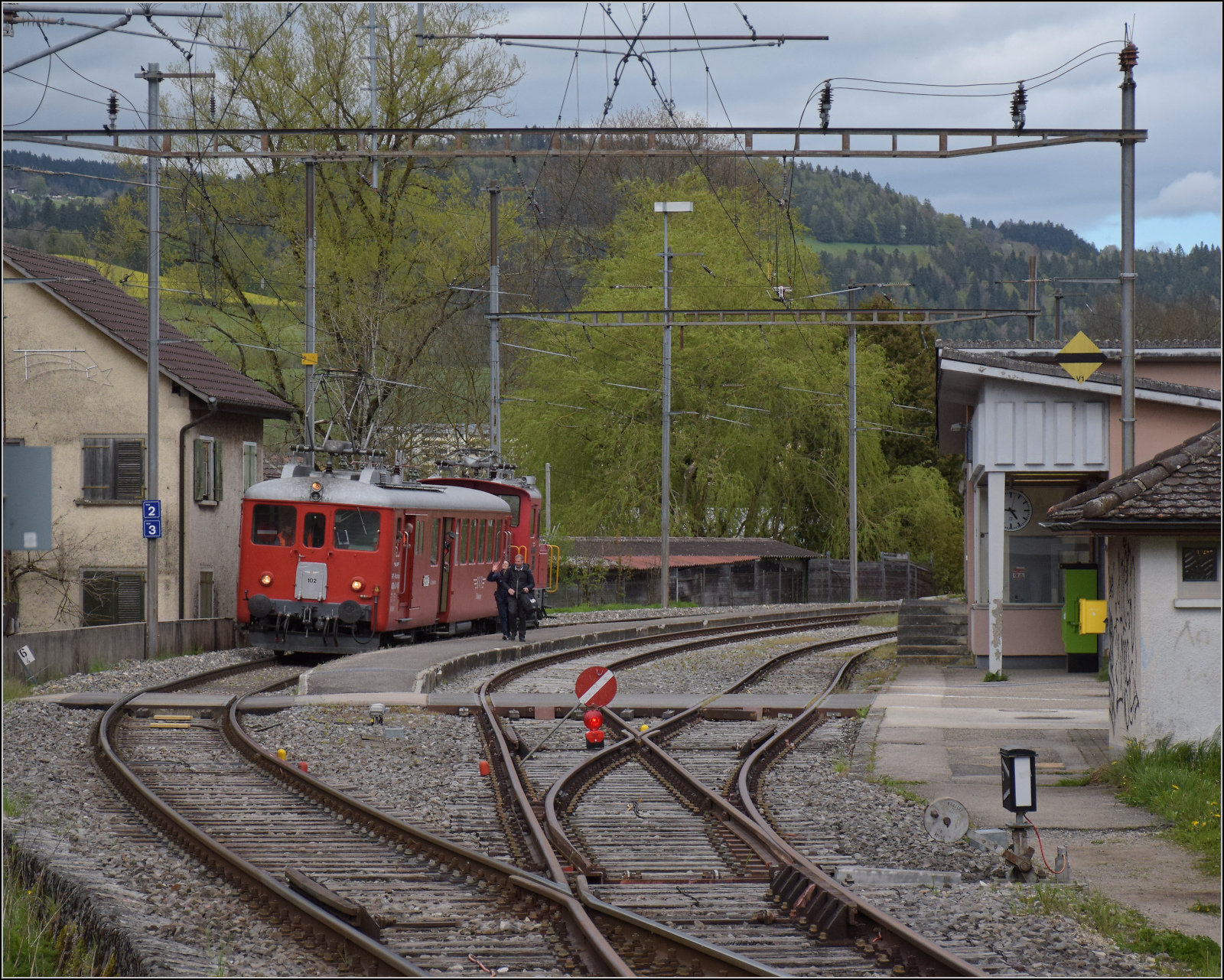 Der Funkelnde.

L'Etincellante ABDe 2/4 101 in M�tiers. Mai 2024.