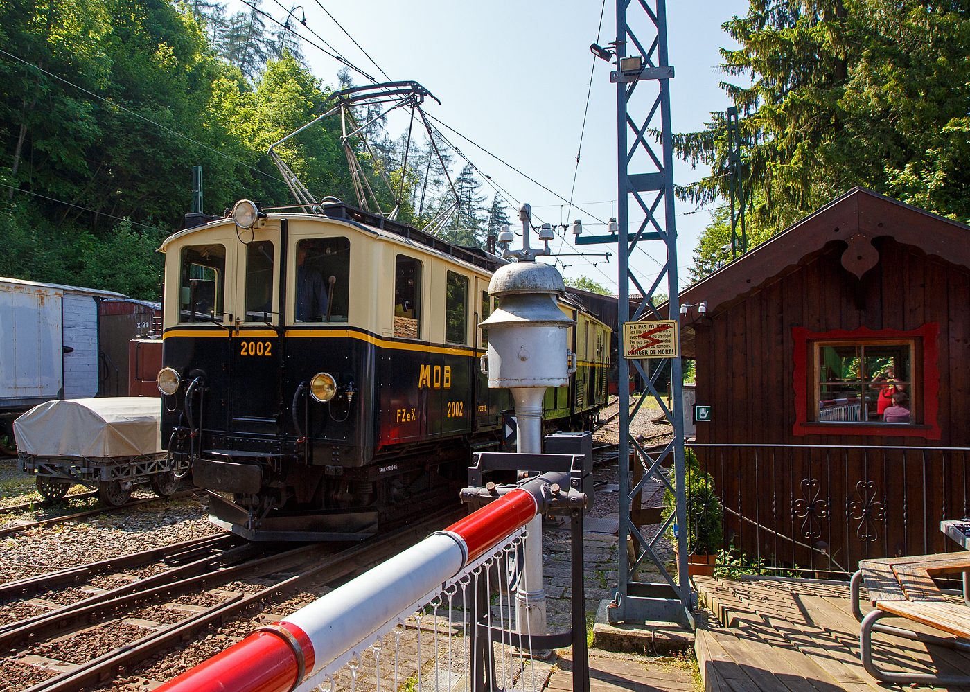 Der Gelenktriebwagen ex MOB DZe 6/6 2002, bzw. MOB FZe 6/6 2002 der Museumsbahn Blonay-Chamby rangiert am 27.05.2023 im Museumsareal Chaulin der Museumsbahn Blonay-Chamby..

Der Triebwagen Gepäck- und Postabteil wurde 1932 von SIG unter der Fabriknummer 3703 gebaut, der Elektrische Teil ist von BBC. Der Gepäcktriebwagen war bis 1996 im Einsatz und wurde dann in der Remise Gstaad Abgestellt und gammelte vor sich hin, bis er im Juli 2008 an die Museumsbahn Blonay–Chamby ging.

Die MOB (Montreux–Berner Oberland-Bahn) beschaffte für die Bespannung des “Golden Mountain Pullman Express” die beiden zweiteiligen Gelenktriebwagen FZe 6/6 2001 und 2002 (MOB-intern immer „Lokomotiven“ bzw. „Gepäcklokomotiven“ genannt). Nachdem der Expresszug schnell wieder eingestellt wurde (vor der Lieferung), fanden die beiden Gelenktriebwagen ein neues Betätigungsfeld im schweren Schnellzug- und Güterzugverkehr bzw. bespannten Sonderzüge mit den bei der MOB verbliebenen Salonwagen.