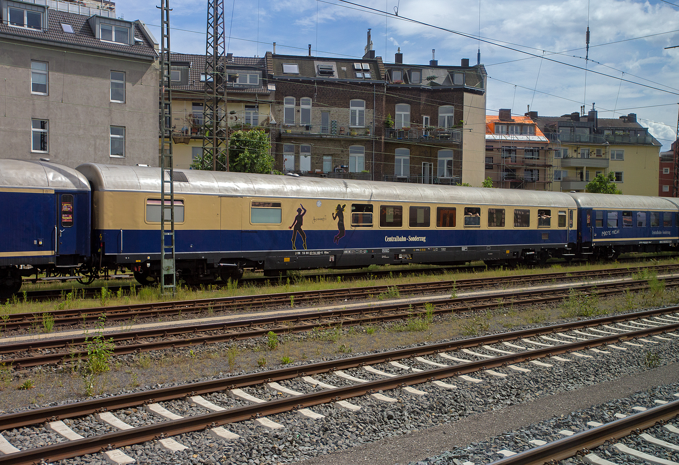 Der Gesellschaftswagen/Partywagen/Tanzwagen D-CBB 56 80 89-94 109-6 der Gattung WGmz 218 der Centralbahn GmbH (Mönchengladbach), eingereiht im Zugverband eines mit 12 Wagen sehr langen Sonder- oder Partyzug der CBB, am 16 Mai 2024 in Köln-West, aufgenommen aus einen Zug heraus. 

Der Wagen wurde 1968 von der WMD - Waggon- und Maschinenbau GmbH Donauwörth (ab 1971 MBB - Messerschmitt-Bölkow-Blohm) gebaut  und als DB 51 80 84-80 221-5 ARmh 217 an die Deutschen Bundesbahn geliefert. 1977 wurde aus ihm der DB 61 80 84-80 221-3 ARmh 217 und 1986 DB 61 80 84-94 621-8 ARmz 218, zum 31.05.1993 wurde er bei der DB ausgemustert und an die IGE verkauft, neue Nummer 61 80 08-94 109-7 ARmz 034.2. Anfang der 2000ter ging er dann an die Centralbahn, wo er die heutige Bezeichnung 56 80 89-94 109-6 D-CBB WGmz 218 bekam. 

Der Wagen ist für eine Höchstgeschwindigkeit von 200 km/h zugelassen.
