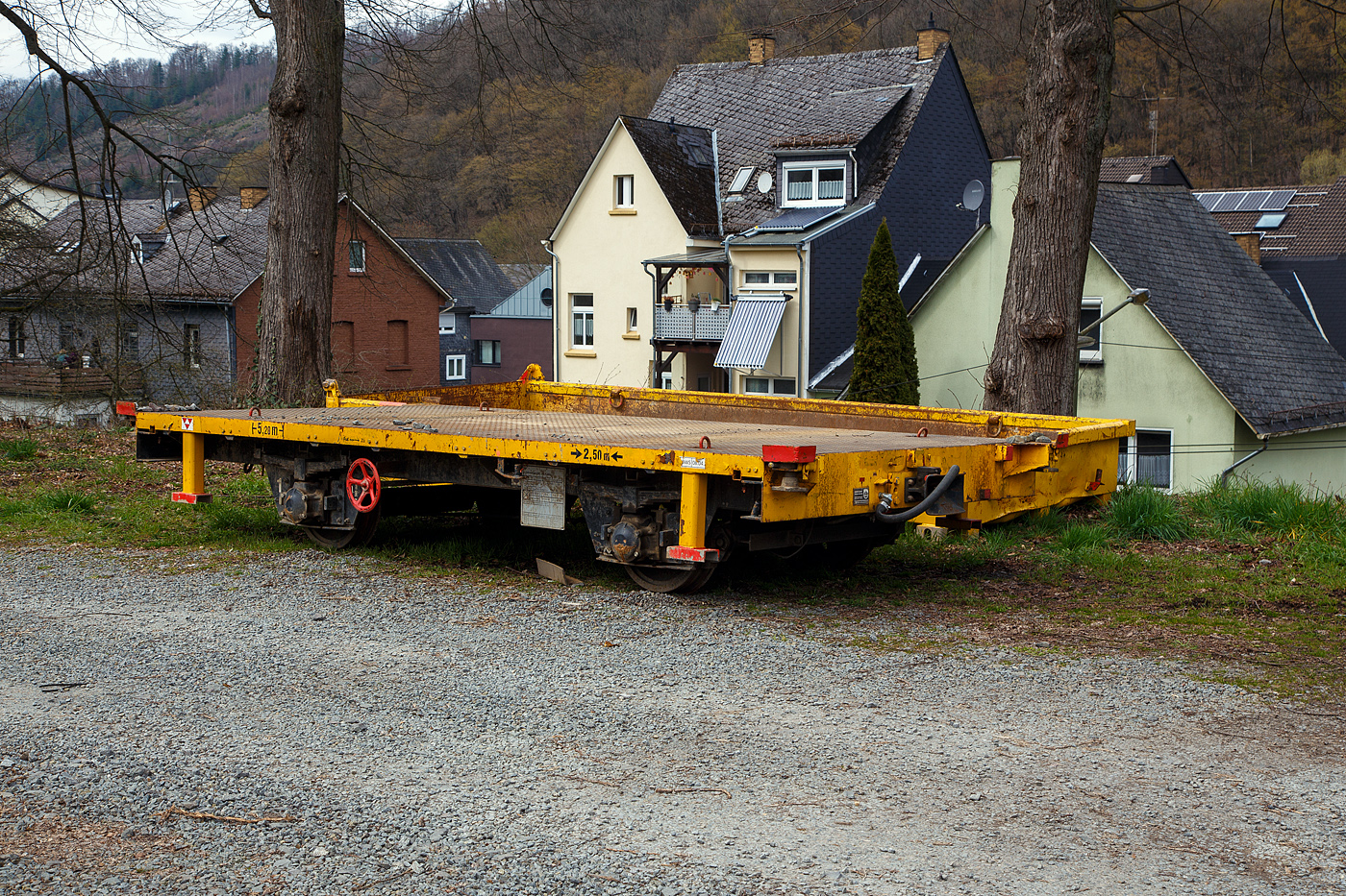 Der Gleiskraftwagenanhänger GKW-A, Kleinwagen-Nr. 34.3.4324 5, der Fa. Andreas Mühlbauer Bau GmbH (München) und die zugehörige Mulde sind am 06.04.2023 beim Bahnhof Herdorf abgestellt.

TECHNISCHE DATEN:
Spurweite: 1.435 mm (Normalspur)
Länge über Kupplung: 5.200 mm
Achsabstand: 2.500 mm
Laufraddurchmesser: 560 mm
Eigengewicht: 3,7 t
Nutzlast: 8 t
Zul. Geschwindigkeit (Hg): 60 km/h