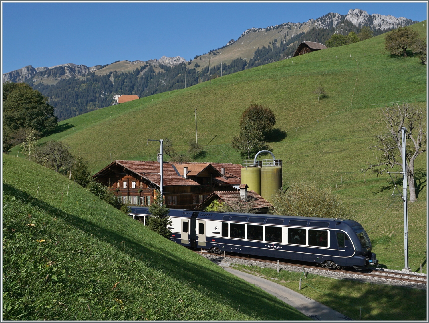 Der GoldenPass Express GPX 4068 von Montreux nach Interlaken Ost bei Weissenburg. 

7. Okt. 2023